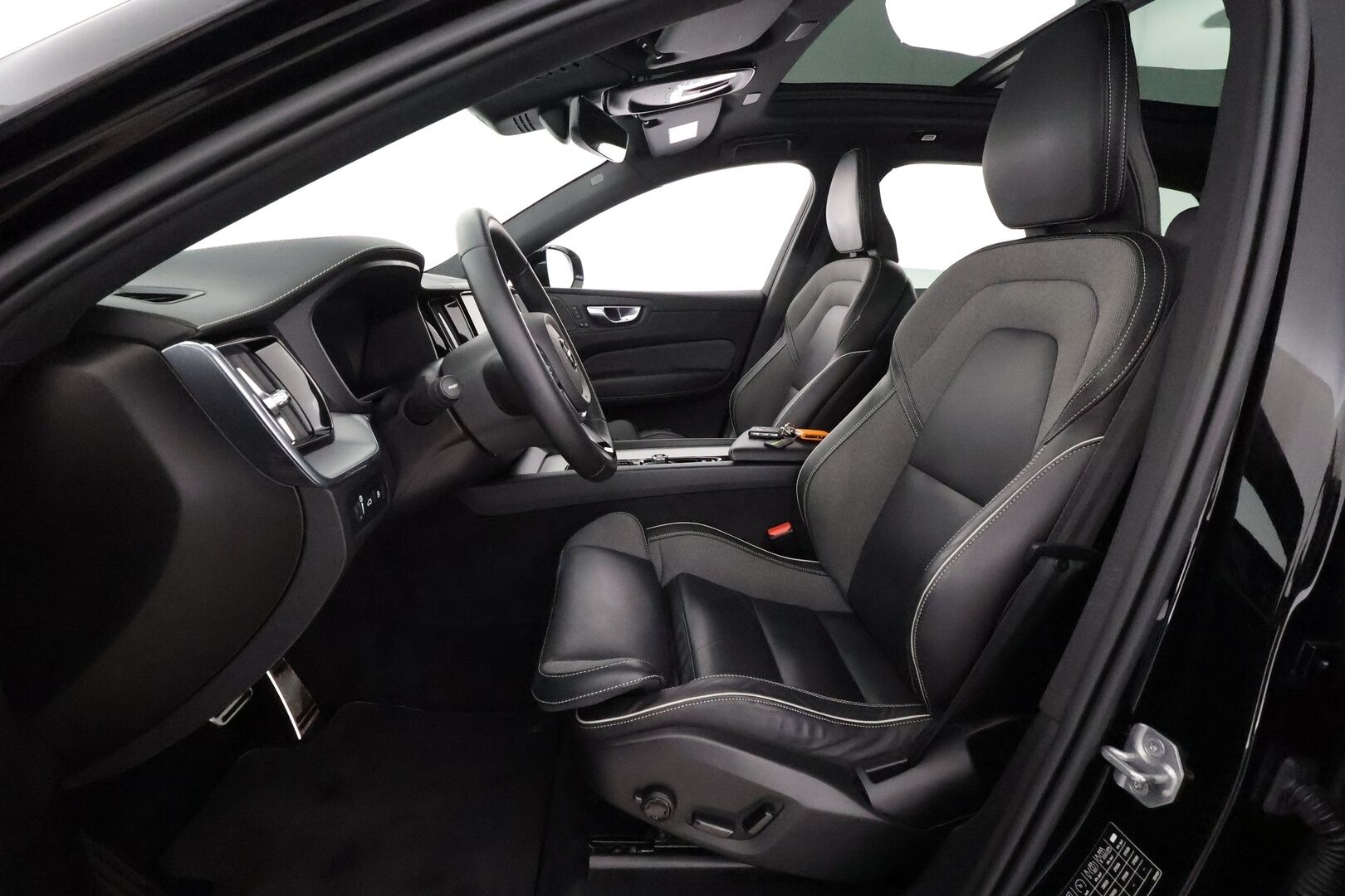Volvo XC60 2022 T8 TwE AWD Business Recharge **Panorama / Ilma-alusta / Adapt.Vakkari / P.Kamera / Full-LED / Sporttipenkit Muistilla - 3,99 % KORKOTARJOUS TÄHÄN AUTOON - Akku kuntotarkastettu / H&K / Google Maps / Kaistavahti / KeylessGO / 2x Renkaat