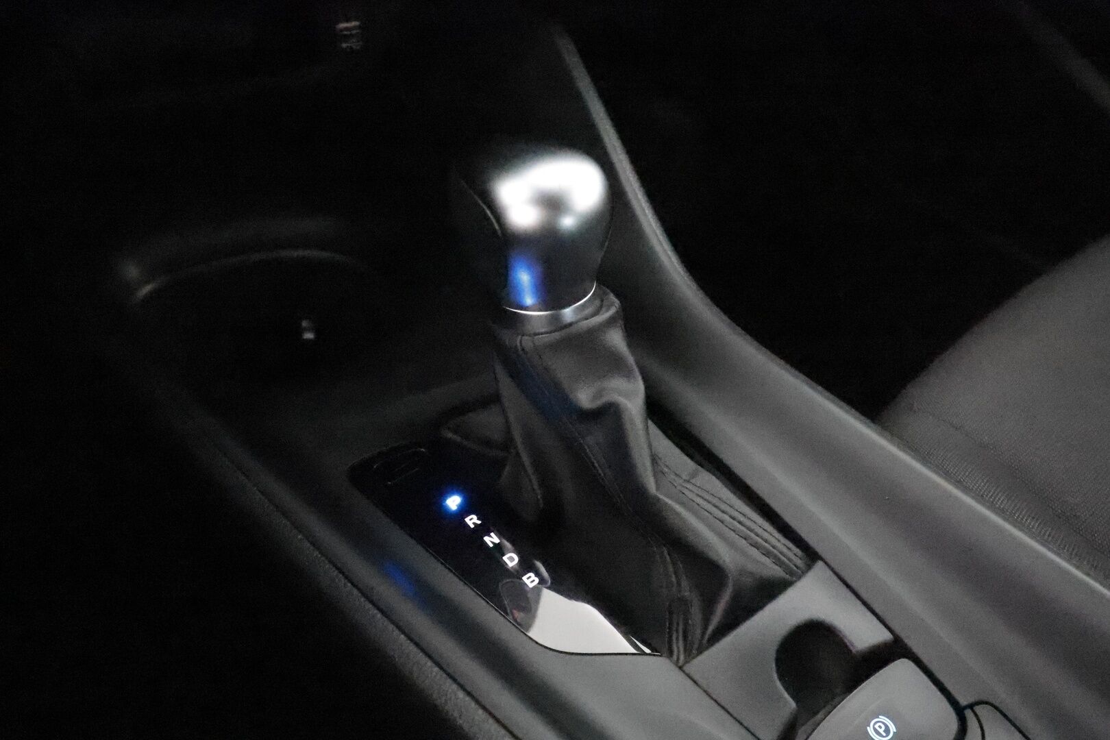 Toyota C-HR 2021 1,8 Hybrid Active Edition **Adapt.Vakkari / P. Kamera / LED-valot / Navi / Kaistavahti / 2x Renkaat**