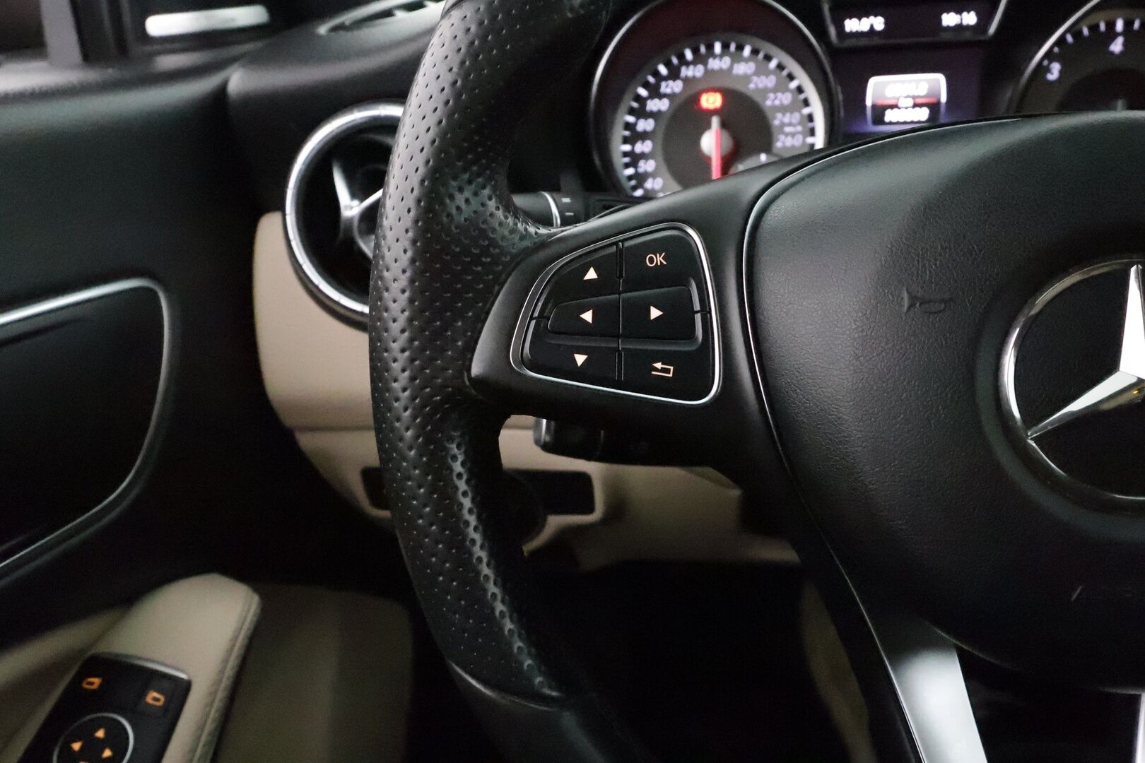 Mercedes-Benz CLA 2015 220 d A Shooting Brake Premium Business Avantgarde - Harman&Kardon / Peruutuskamera / Vaalea Nahkasisusta / Xenon / Comand Navi / Hiljattain huollettu!