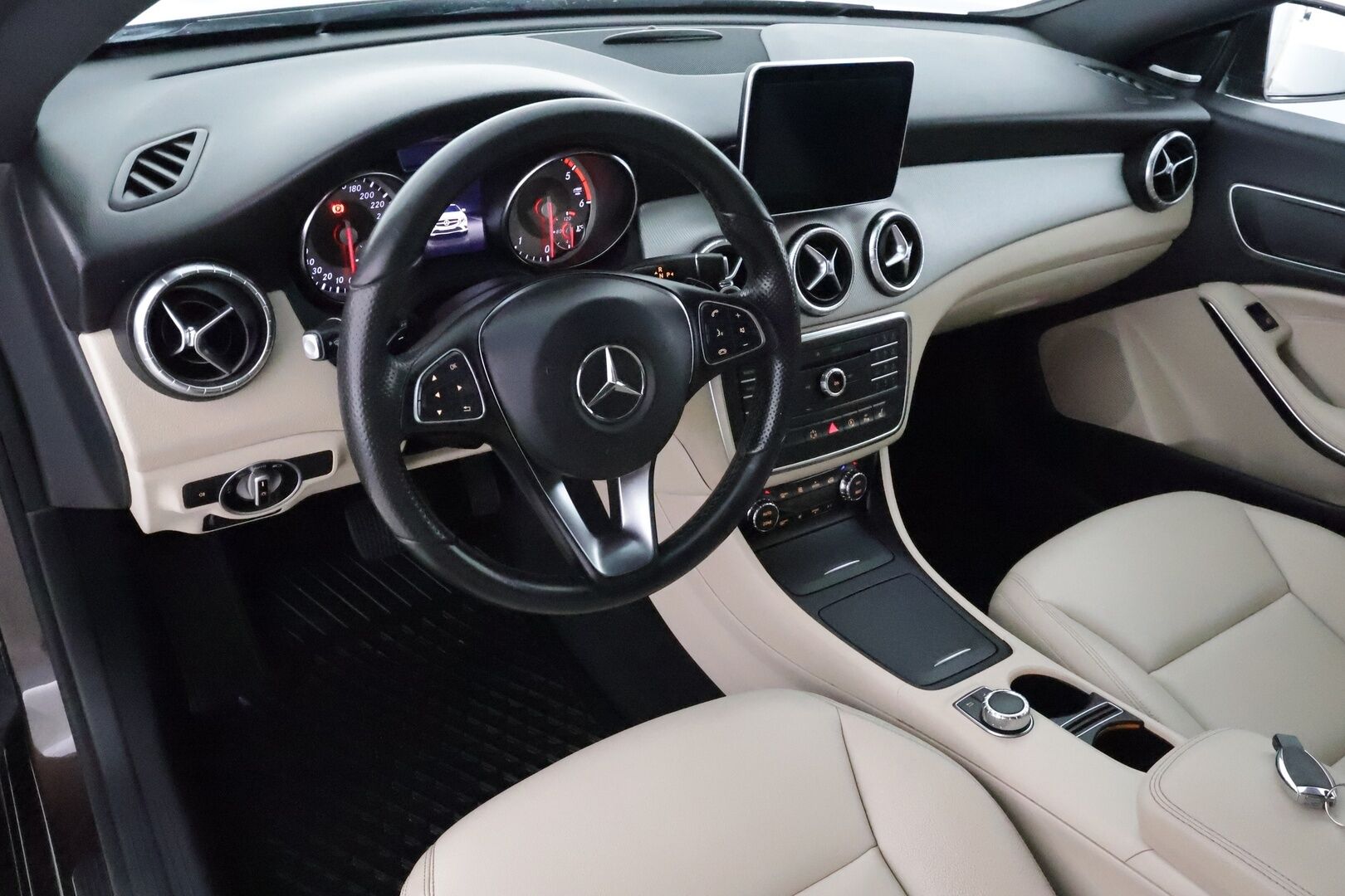 Mercedes-Benz CLA 2015 220 d A Shooting Brake Premium Business Avantgarde - Harman&Kardon / Peruutuskamera / Vaalea Nahkasisusta / Xenon / Comand Navi / Hiljattain huollettu!
