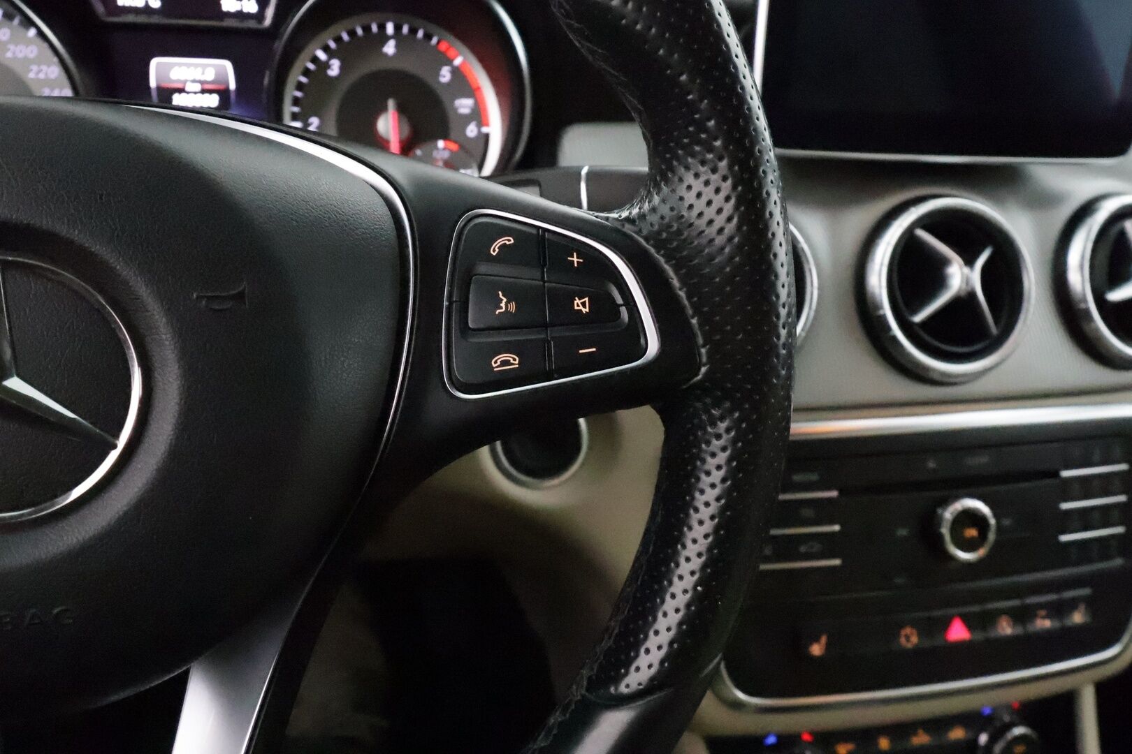 Mercedes-Benz CLA 2015 220 d A Shooting Brake Premium Business Avantgarde - Harman&Kardon / Peruutuskamera / Vaalea Nahkasisusta / Xenon / Comand Navi / Hiljattain huollettu!