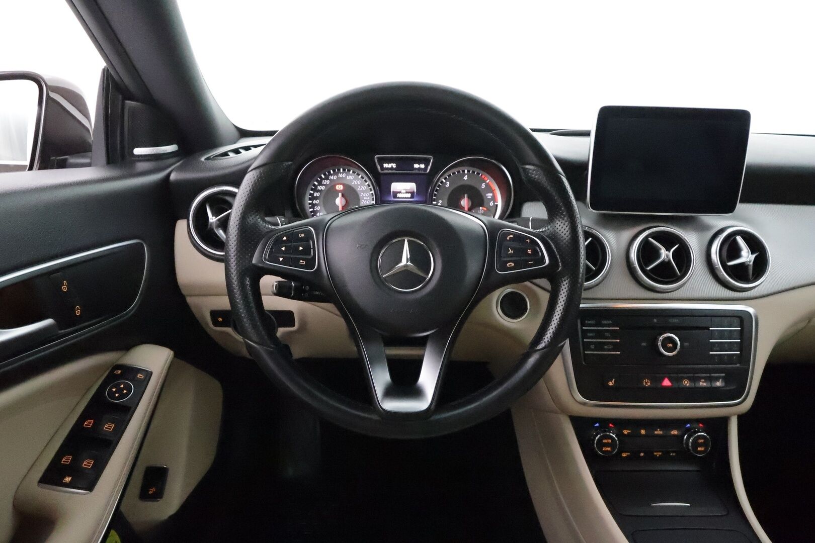 Mercedes-Benz CLA 2015 220 d A Shooting Brake Premium Business Avantgarde - Harman&Kardon / Peruutuskamera / Vaalea Nahkasisusta / Xenon / Comand Navi / Hiljattain huollettu!