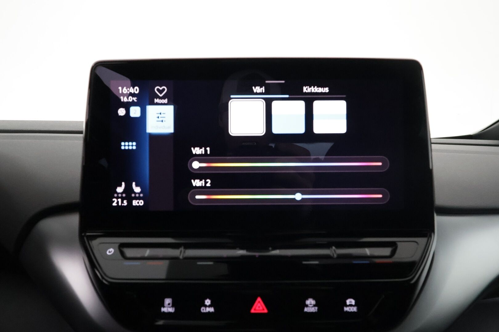 Volkswagen ID.4 2022 Pro Performance* Hierovat Sporttipenkit Muistilla / Lämpöpumppu / Koukku / Adapt.Vakkari / Matrix-LED** - 3,99 % KORKOTARJOUS TÄHÄN AUTOON - * 1.Om Suomi-auto / Navi / Kaistavahti / KeylessGO / 2x Renkaat