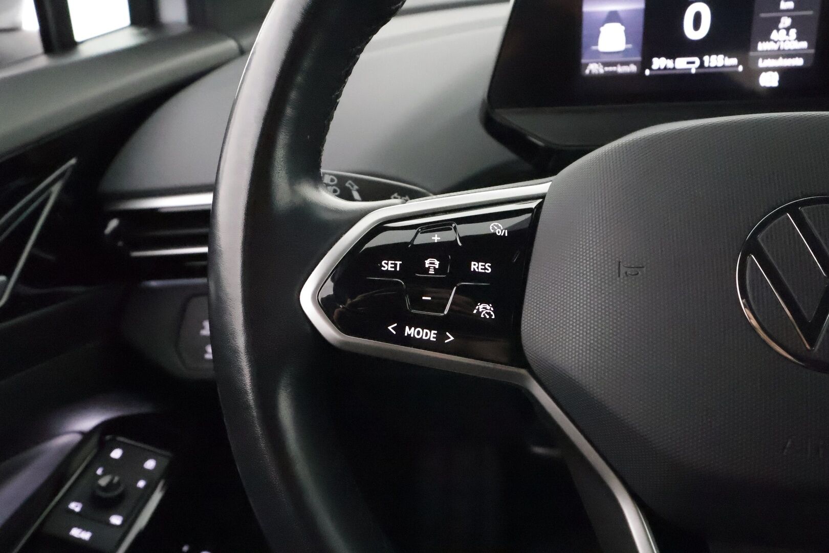 Volkswagen ID.4 2022 Pro Performance* Hierovat Sporttipenkit Muistilla / Lämpöpumppu / Koukku / Adapt.Vakkari / Matrix-LED** - 3,99 % KORKOTARJOUS TÄHÄN AUTOON - * 1.Om Suomi-auto / Navi / Kaistavahti / KeylessGO / 2x Renkaat