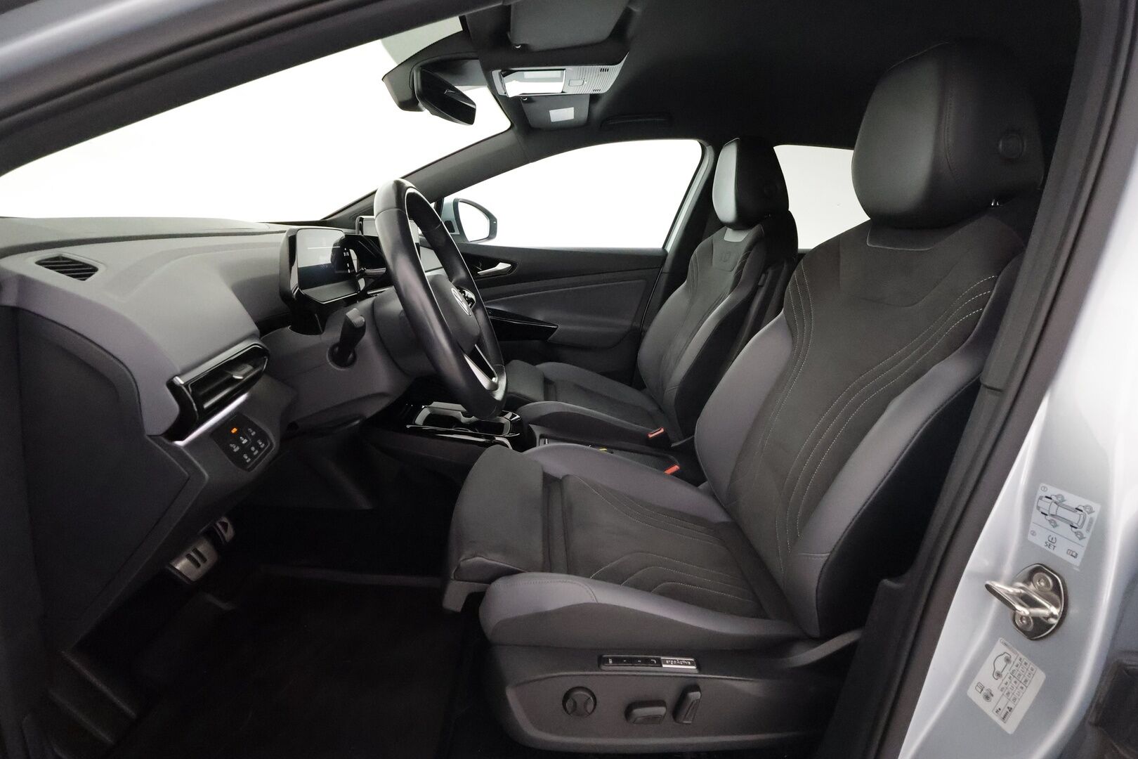 Volkswagen ID.4 2022 Pro Performance* Hierovat Sporttipenkit Muistilla / Lämpöpumppu / Koukku / Adapt.Vakkari / Matrix-LED** - 3,99 % KORKOTARJOUS TÄHÄN AUTOON - * 1.Om Suomi-auto / Navi / Kaistavahti / KeylessGO / 2x Renkaat