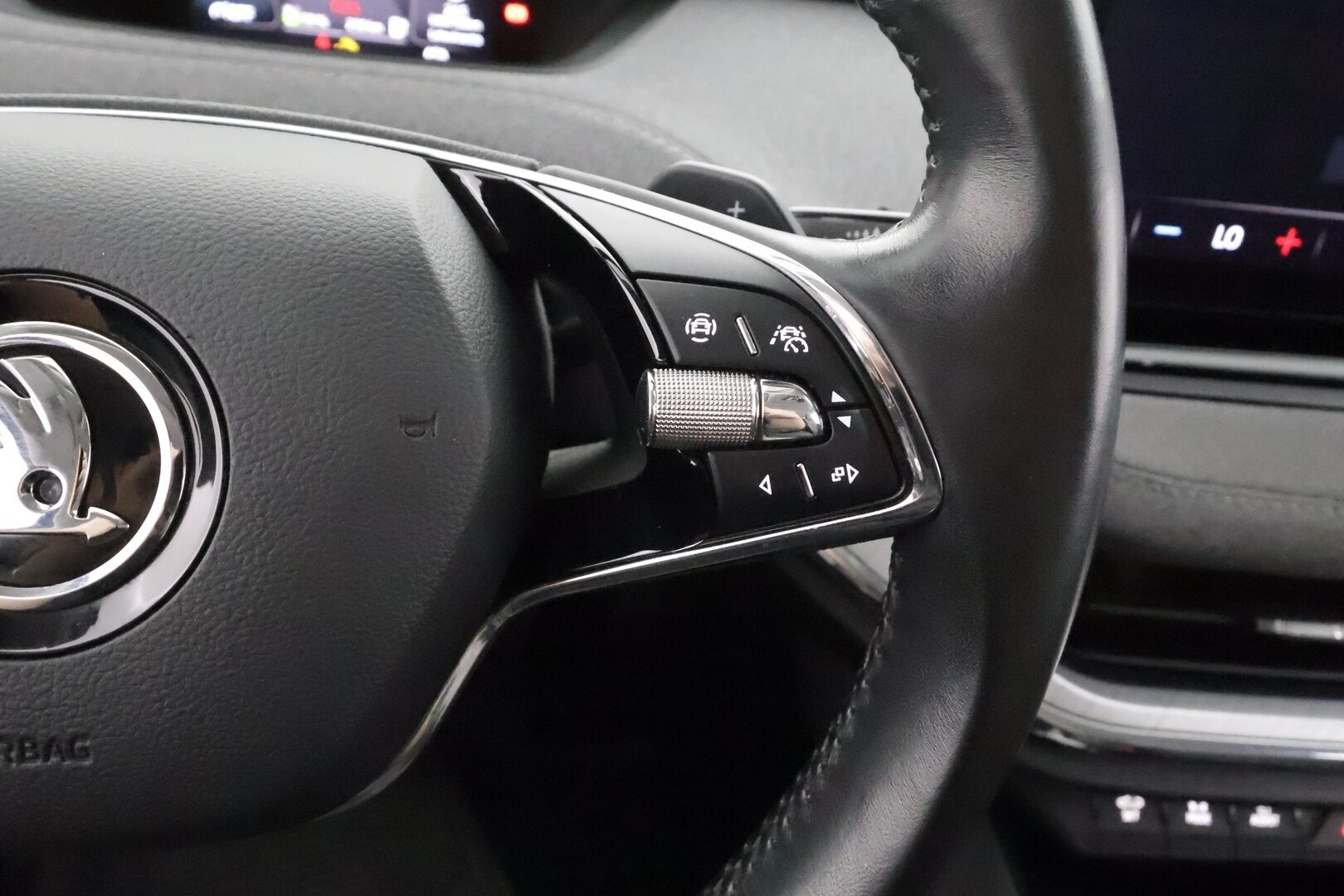 Skoda Enyaq 2022 80 iV - | ACC | Koukku | ILP | Muistipenkki | P.Kamera | LED | Puolinahat | Ratinlämmitys | Keyless | Apple&Android | 1.Om Suomi-auto | Kahdet Renkaat | Merkkihuollettu |