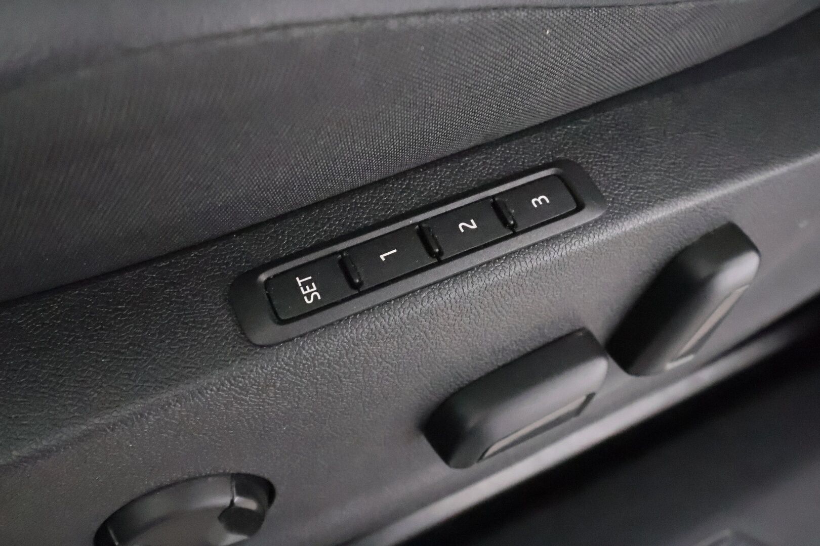 Skoda Enyaq 2022 80 iV - | ACC | Koukku | ILP | Muistipenkki | P.Kamera | LED | Puolinahat | Ratinlämmitys | Keyless | Apple&Android | 1.Om Suomi-auto | Kahdet Renkaat | Merkkihuollettu |