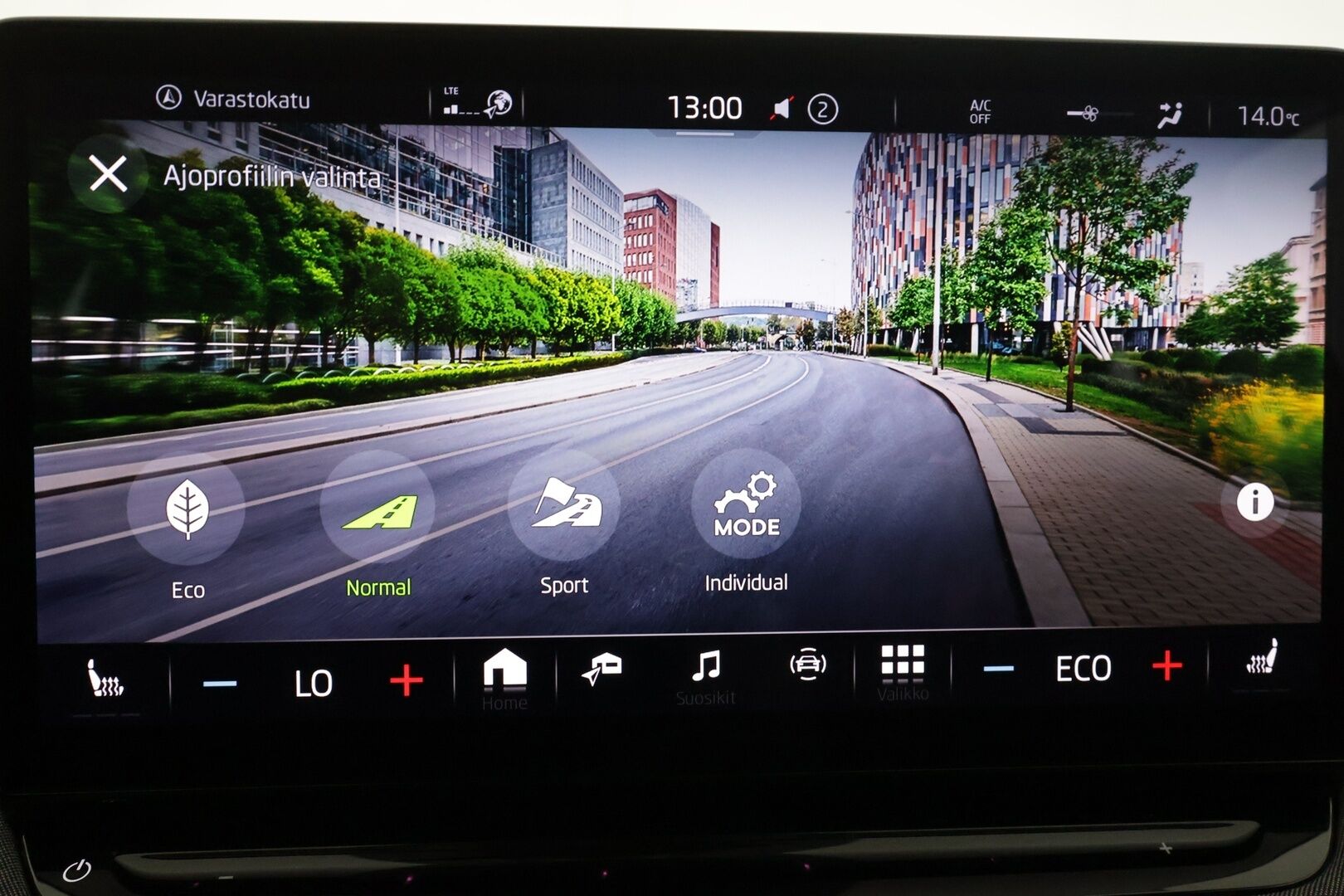 Skoda Enyaq 2022 80 iV - | ACC | Koukku | ILP | Muistipenkki | P.Kamera | LED | Puolinahat | Ratinlämmitys | Keyless | Apple&Android | 1.Om Suomi-auto | Kahdet Renkaat | Merkkihuollettu |