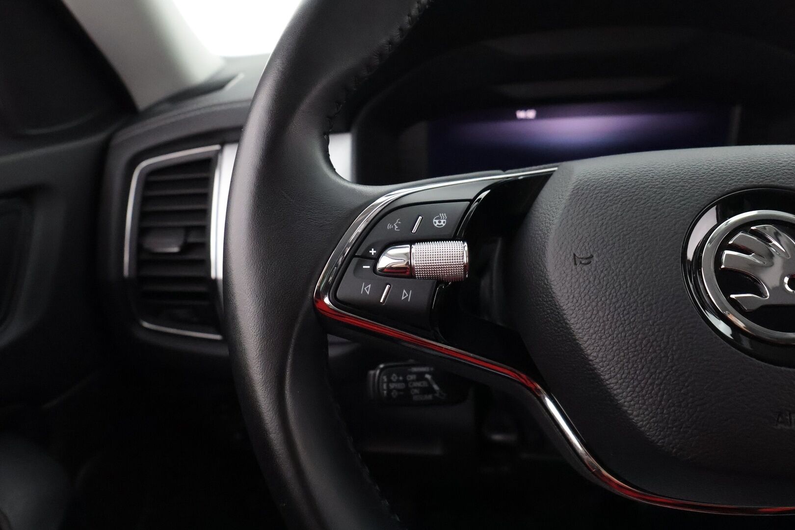 Skoda Kodiaq 2022 1.5 TSI ACT Ambition DSG Autom. *Webasto / Adapt. Vakkari / Koukku / Tutkat / LED-valot / KeylessGo / Digimittaristo - 1-omisteinen Facelift mallia oleva katumaasturi todella hyvillä varusteilla! Suomi-auto