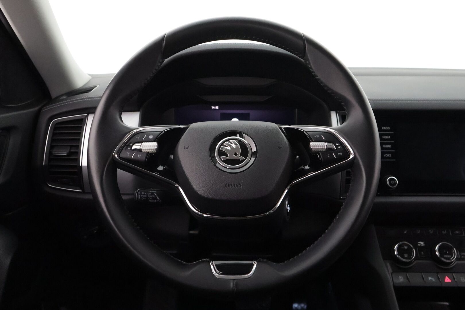 Skoda Kodiaq 2022 1.5 TSI ACT Ambition DSG Autom. *Webasto / Adapt. Vakkari / Koukku / Tutkat / LED-valot / KeylessGo / Digimittaristo - 1-omisteinen Facelift mallia oleva katumaasturi todella hyvillä varusteilla! Suomi-auto