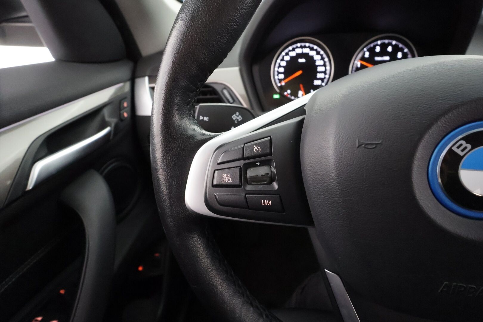 BMW X1 2022 F48 xDrive25e A Charged Edition xLine * Vakkari / P.kamera / Koukku / LED / Sporttipenkit / Navi * - 1.Om Suomi auto / Kahdet renkaat