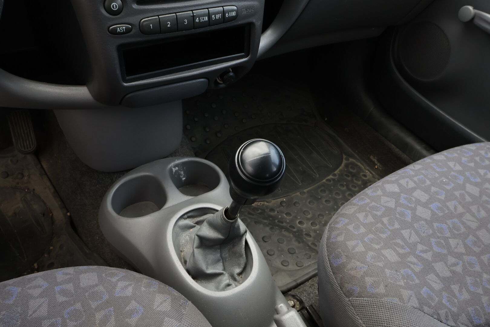Toyota Yaris 2002 1,3 VVT-i Linea Luna AT 3d MYYDÄÄN HUUTOKAUPAT.COM! - MYYDÄÄN HUUTOKAUPAT.COM!