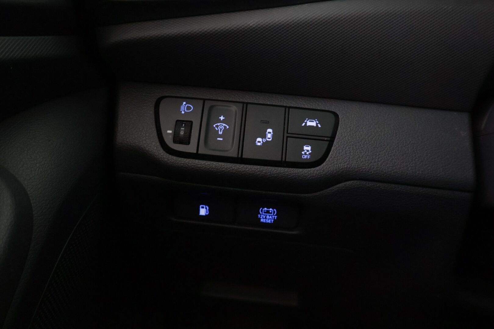 Hyundai IONIQ 2020 1.6 hybrid 141 hv 6-DCT Style MY20 ** ALV / Keyless / ACC / Blis / Navi - Tämä huippu myydään huudossa! ** Pitkä leima / Kahdet renkaat aluilla