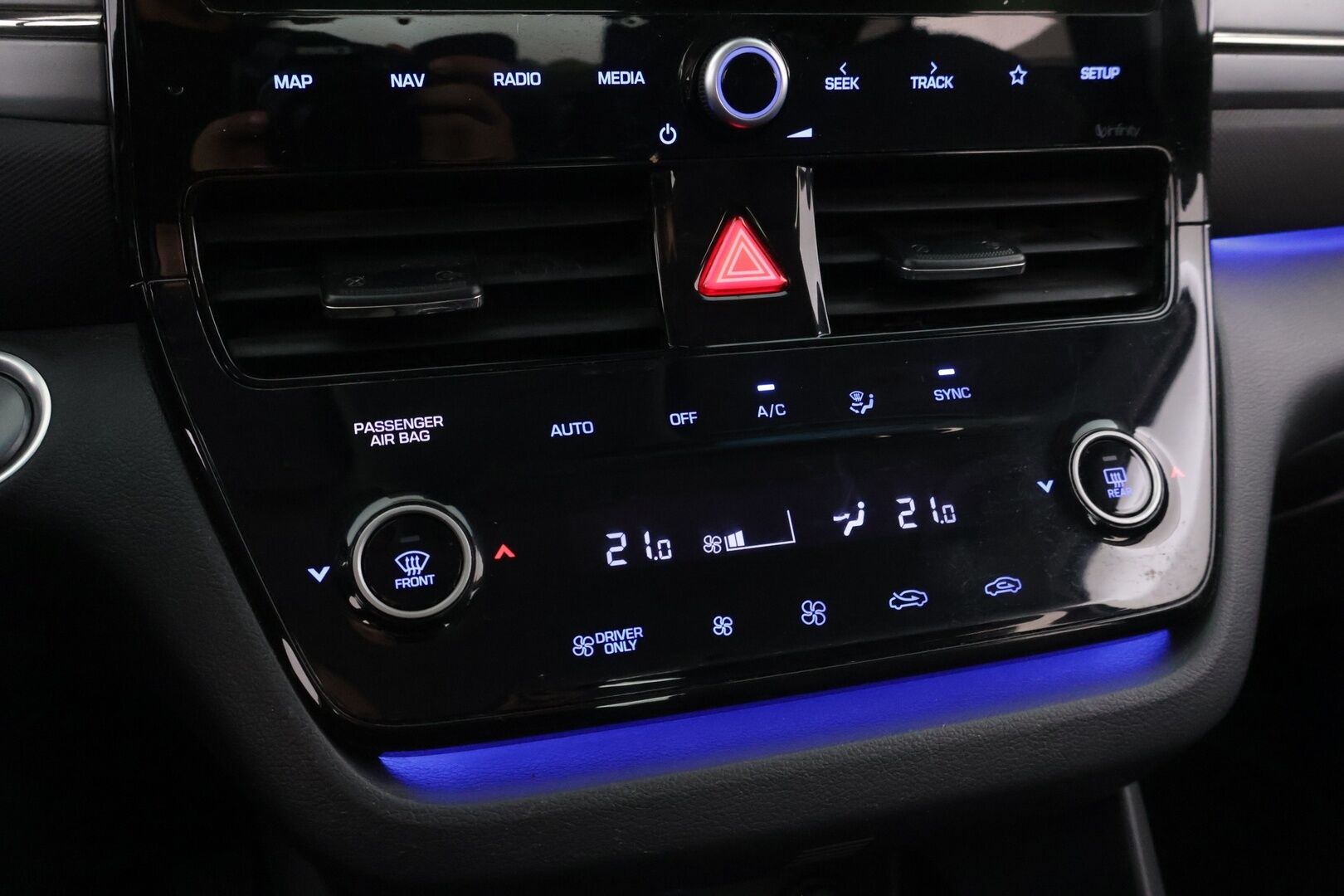 Hyundai IONIQ 2020 1.6 hybrid 141 hv 6-DCT Style MY20 ** ALV / Keyless / ACC / Blis / Navi - Tämä huippu myydään huudossa! ** Pitkä leima / Kahdet renkaat aluilla
