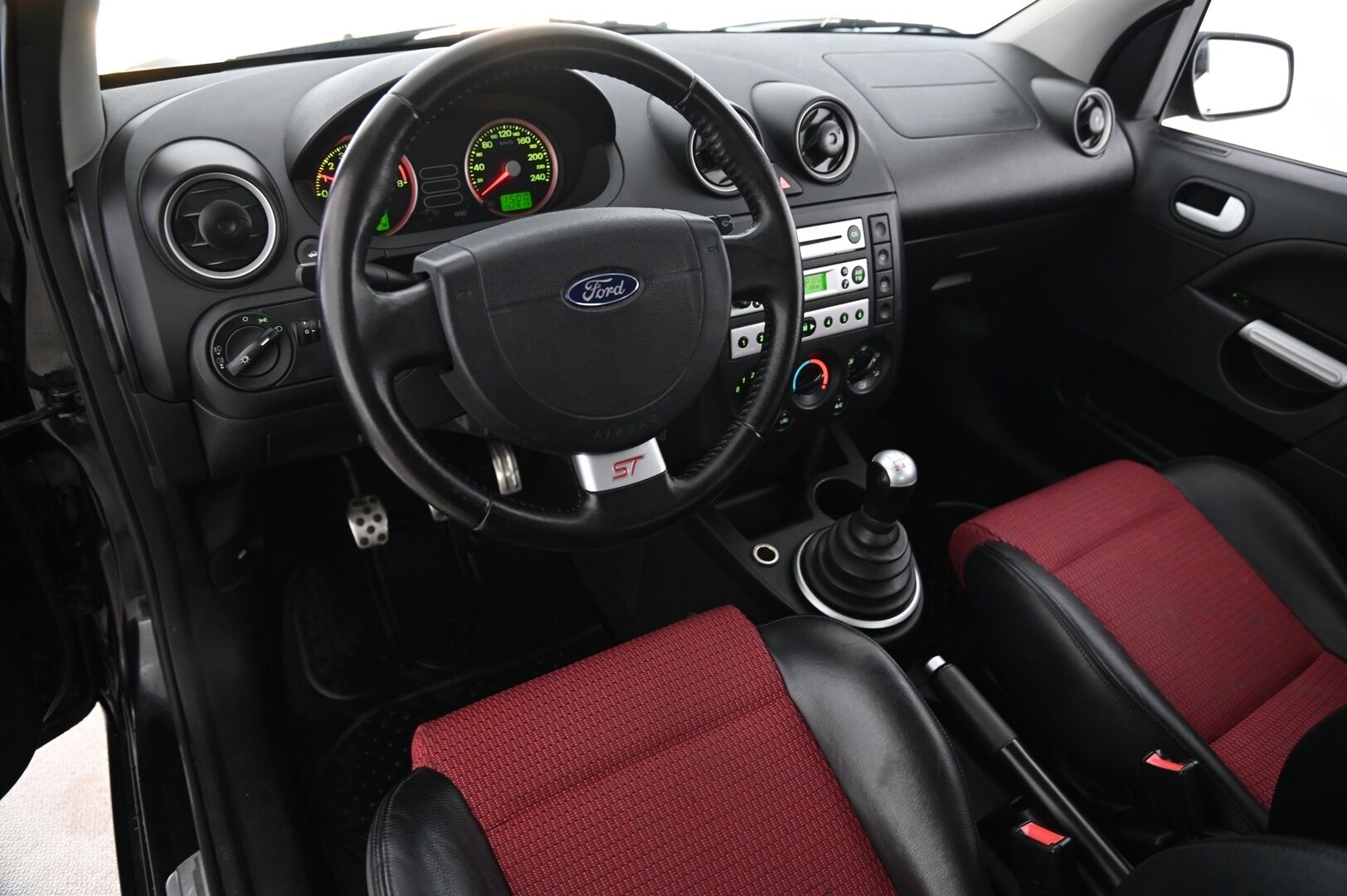 Ford Fiesta 2005 2D FIESTA HATCHBACK ST150 2.0 *Aito Fiesta ST / Recaro / Lämmitettävä tuulilasi / Penkinlämmittimet / 2x renkaat aluvantein / Suomiauto* - Hyvät Hakkapeliitta 10 nastat / Juuri huollettu / Juuri leimattu