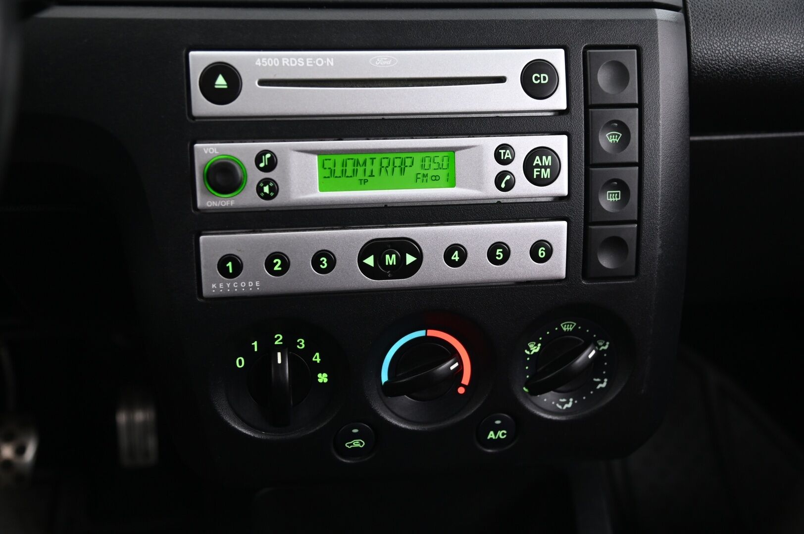 Ford Fiesta 2005 2D FIESTA HATCHBACK ST150 2.0 *Aito Fiesta ST / Recaro / Lämmitettävä tuulilasi / Penkinlämmittimet / 2x renkaat aluvantein / Suomiauto* - Hyvät Hakkapeliitta 10 nastat / Juuri huollettu / Juuri leimattu