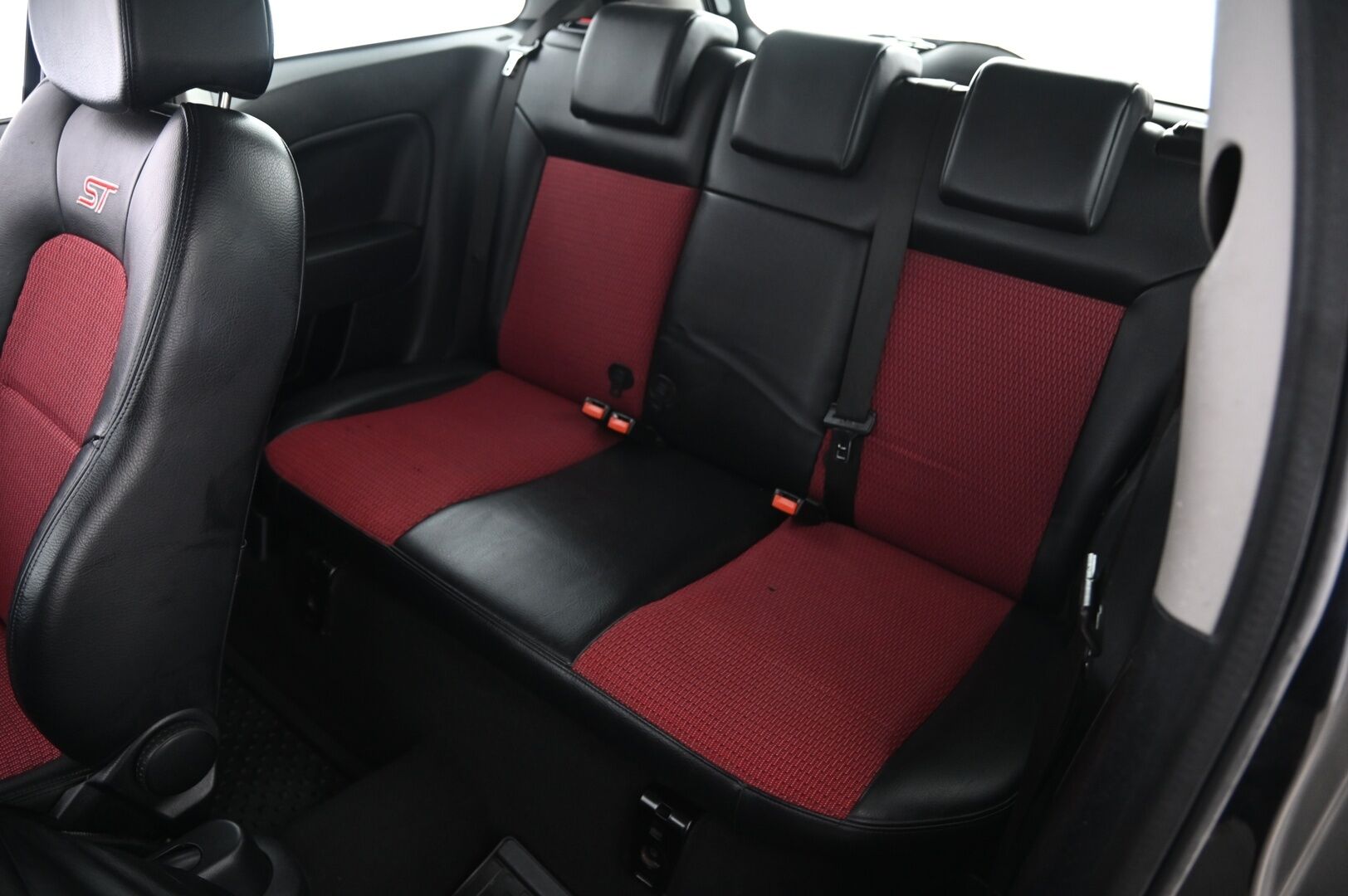 Ford Fiesta 2005 2D FIESTA HATCHBACK ST150 2.0 *Aito Fiesta ST / Recaro / Lämmitettävä tuulilasi / Penkinlämmittimet / 2x renkaat aluvantein / Suomiauto* - Hyvät Hakkapeliitta 10 nastat / Juuri huollettu / Juuri leimattu