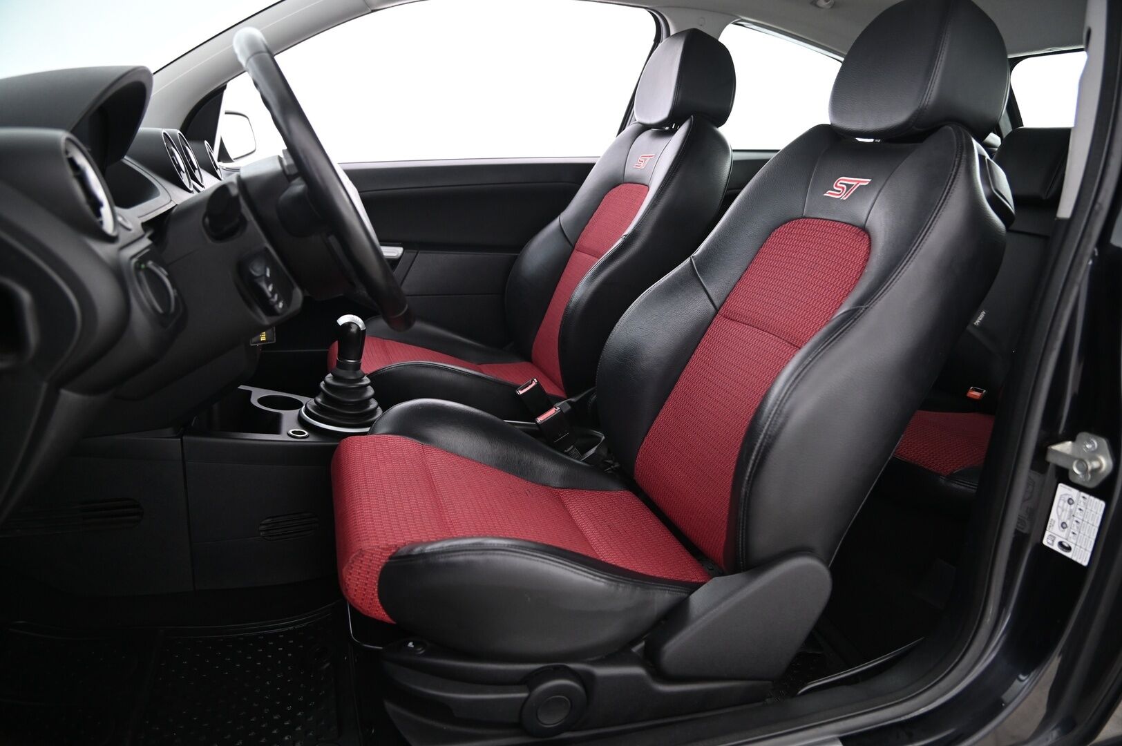 Ford Fiesta 2005 2D FIESTA HATCHBACK ST150 2.0 *Aito Fiesta ST / Recaro / Lämmitettävä tuulilasi / Penkinlämmittimet / 2x renkaat aluvantein / Suomiauto* - Hyvät Hakkapeliitta 10 nastat / Juuri huollettu / Juuri leimattu