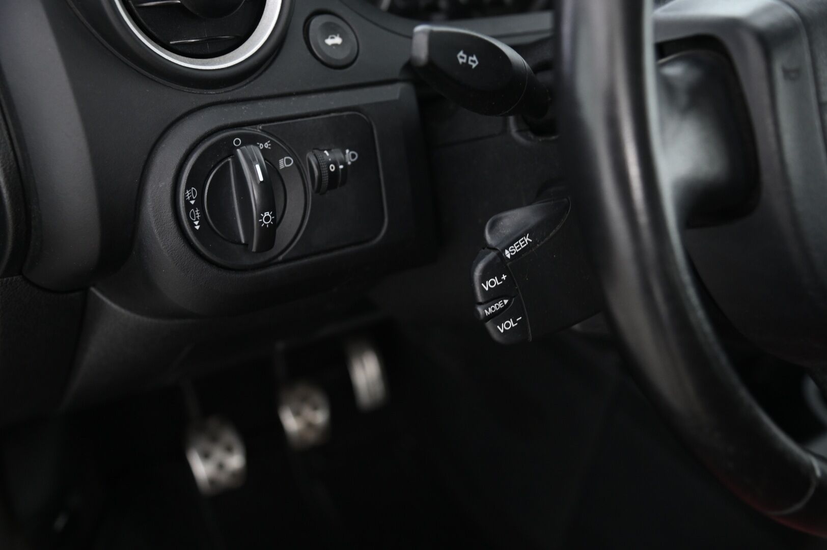 Ford Fiesta 2005 2D FIESTA HATCHBACK ST150 2.0 *Aito Fiesta ST / Recaro / Lämmitettävä tuulilasi / Penkinlämmittimet / 2x renkaat aluvantein / Suomiauto* - Hyvät Hakkapeliitta 10 nastat / Juuri huollettu / Juuri leimattu