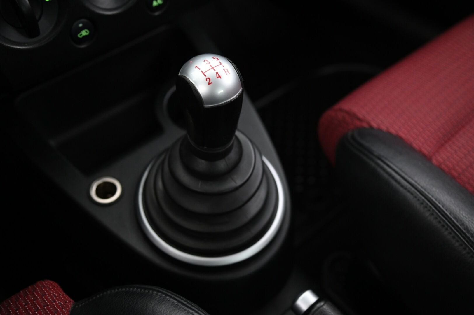 Ford Fiesta 2005 2D FIESTA HATCHBACK ST150 2.0 *Aito Fiesta ST / Recaro / Lämmitettävä tuulilasi / Penkinlämmittimet / 2x renkaat aluvantein / Suomiauto* - Hyvät Hakkapeliitta 10 nastat / Juuri huollettu / Juuri leimattu