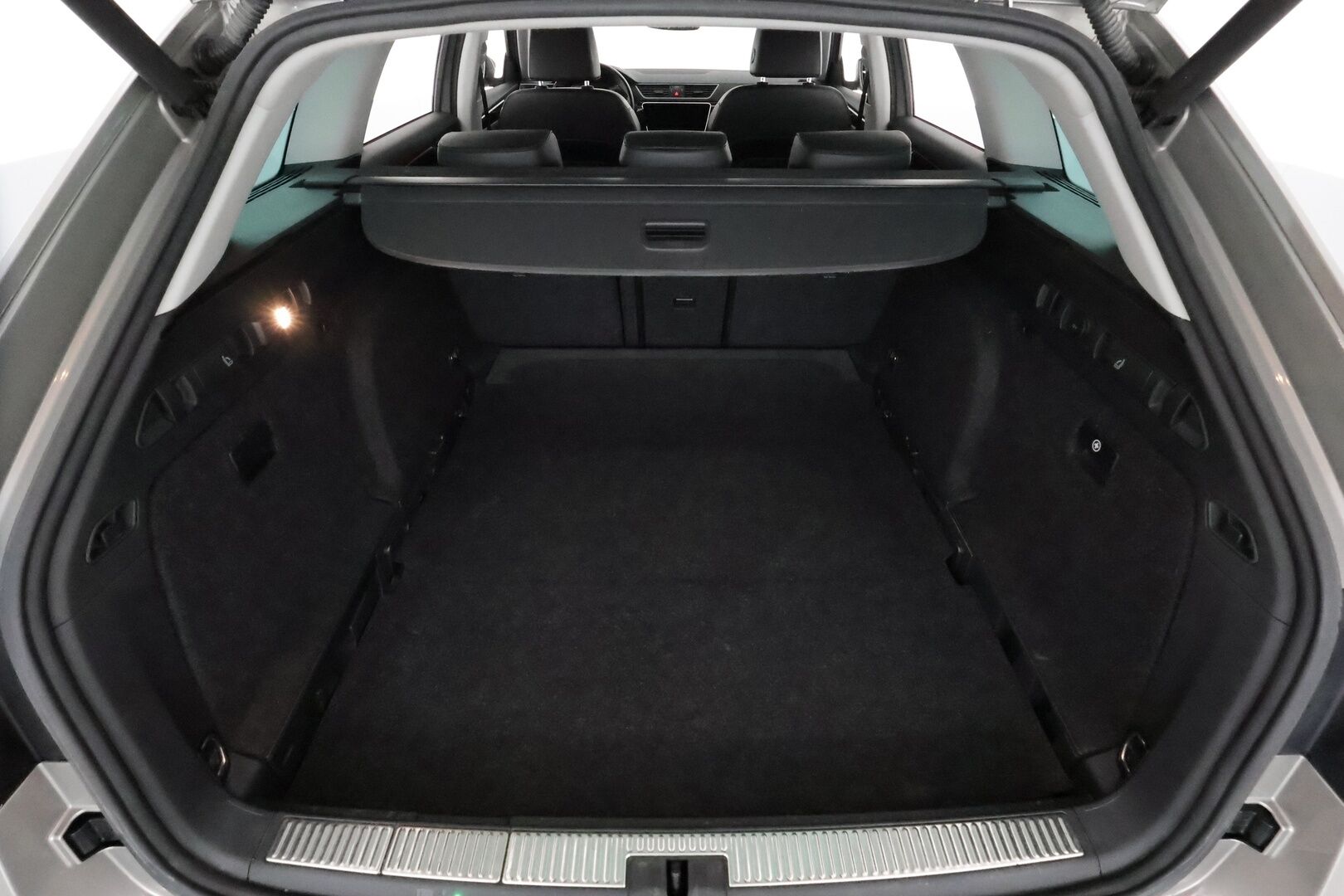 Skoda Superb 2018 Combi 1,8TSI L&K DSG **Canton / Webasto / Koukku / ACC / LED / P.Kamera / Ilmastoidut Muistinahat / Navi / Kaistavahti** - Kahdet Renkaat