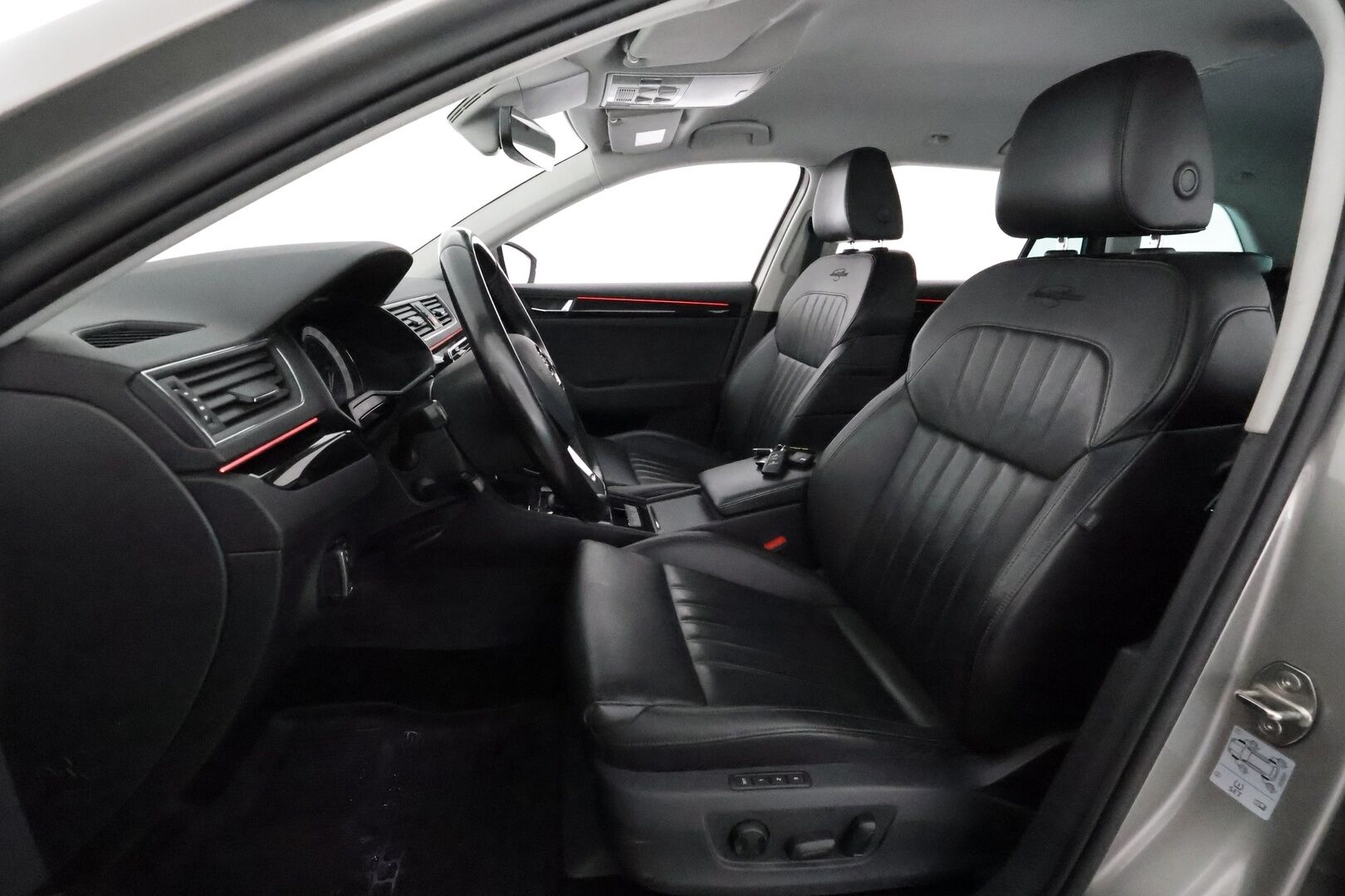 Skoda Superb 2018 Combi 1,8TSI L&K DSG **Canton / Webasto / Koukku / ACC / LED / P.Kamera / Ilmastoidut Muistinahat / Navi / Kaistavahti** - Kahdet Renkaat