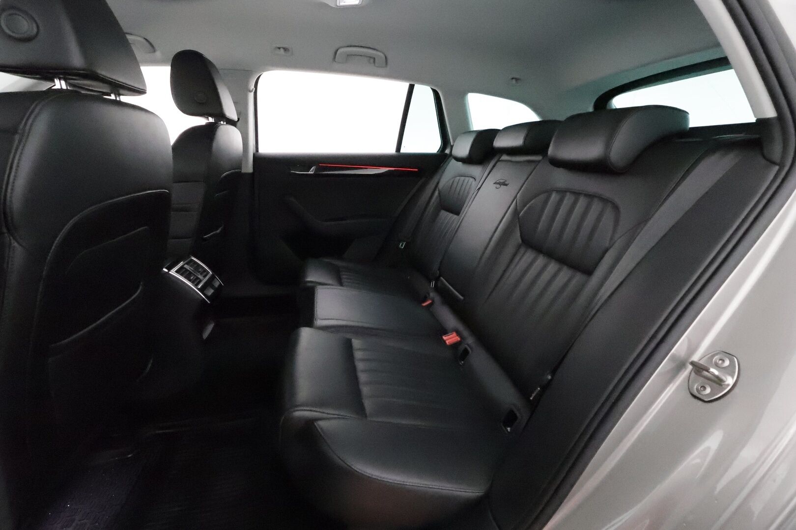 Skoda Superb 2018 Combi 1,8TSI L&K DSG **Canton / Webasto / Koukku / ACC / LED / P.Kamera / Ilmastoidut Muistinahat / Navi / Kaistavahti** - Kahdet Renkaat