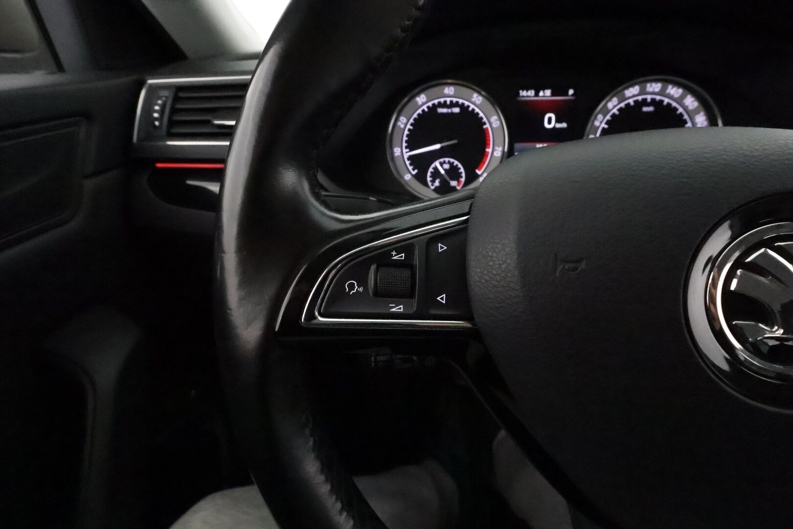 Skoda Superb 2018 Combi 1,8TSI L&K DSG **Canton / Webasto / Koukku / ACC / LED / P.Kamera / Ilmastoidut Muistinahat / Navi / Kaistavahti** - Kahdet Renkaat