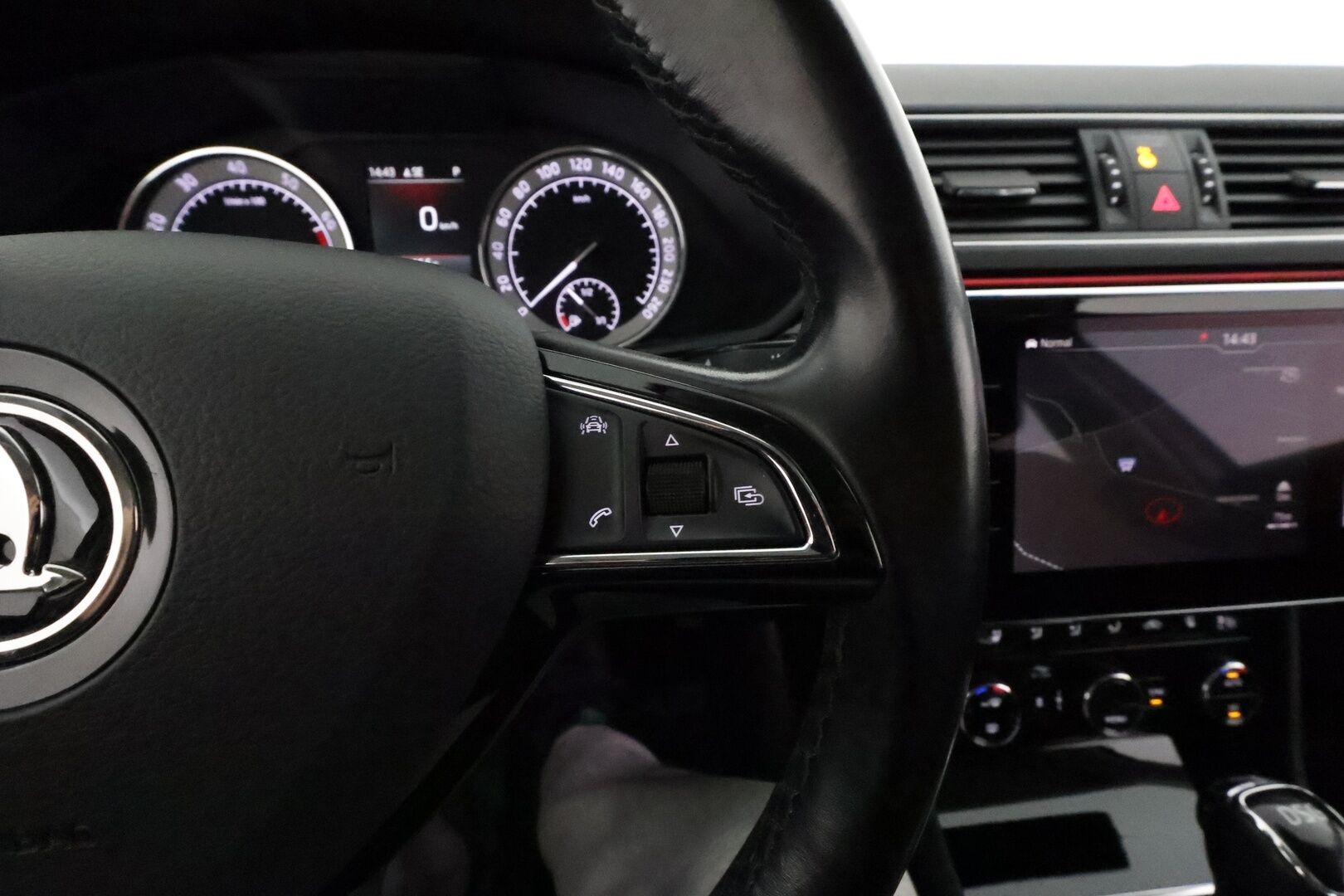 Skoda Superb 2018 Combi 1,8TSI L&K DSG **Canton / Webasto / Koukku / ACC / LED / P.Kamera / Ilmastoidut Muistinahat / Navi / Kaistavahti** - Kahdet Renkaat