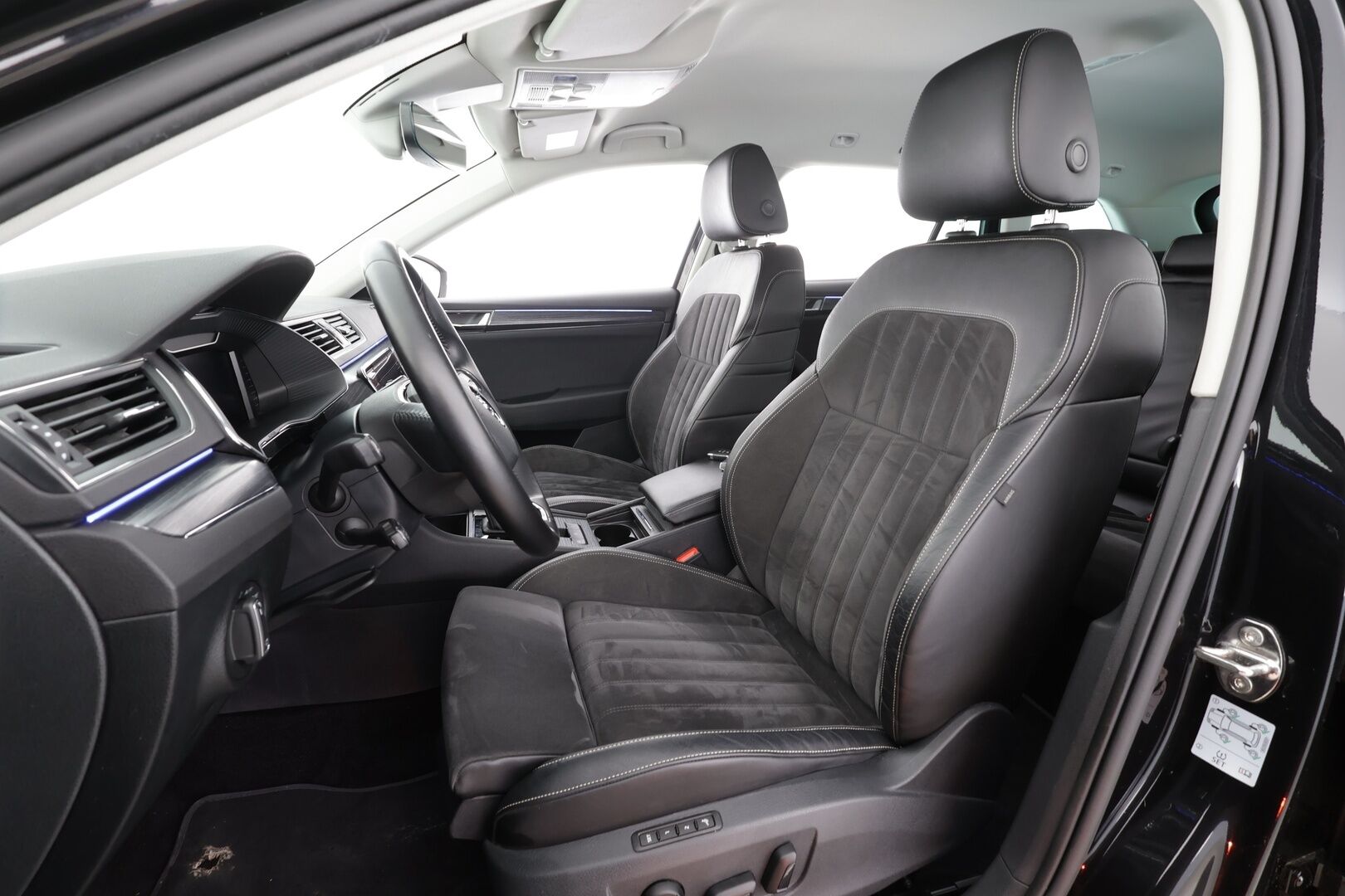 Skoda Superb 2022 Combi 2.0 TDI 200 4x4 Style DSG *Webasto / Matrix LED / ACC / P.Kamera / Muistipenkit / Keyless / Navi * - Kahdet renkaat / 1.Om Suomi-auto