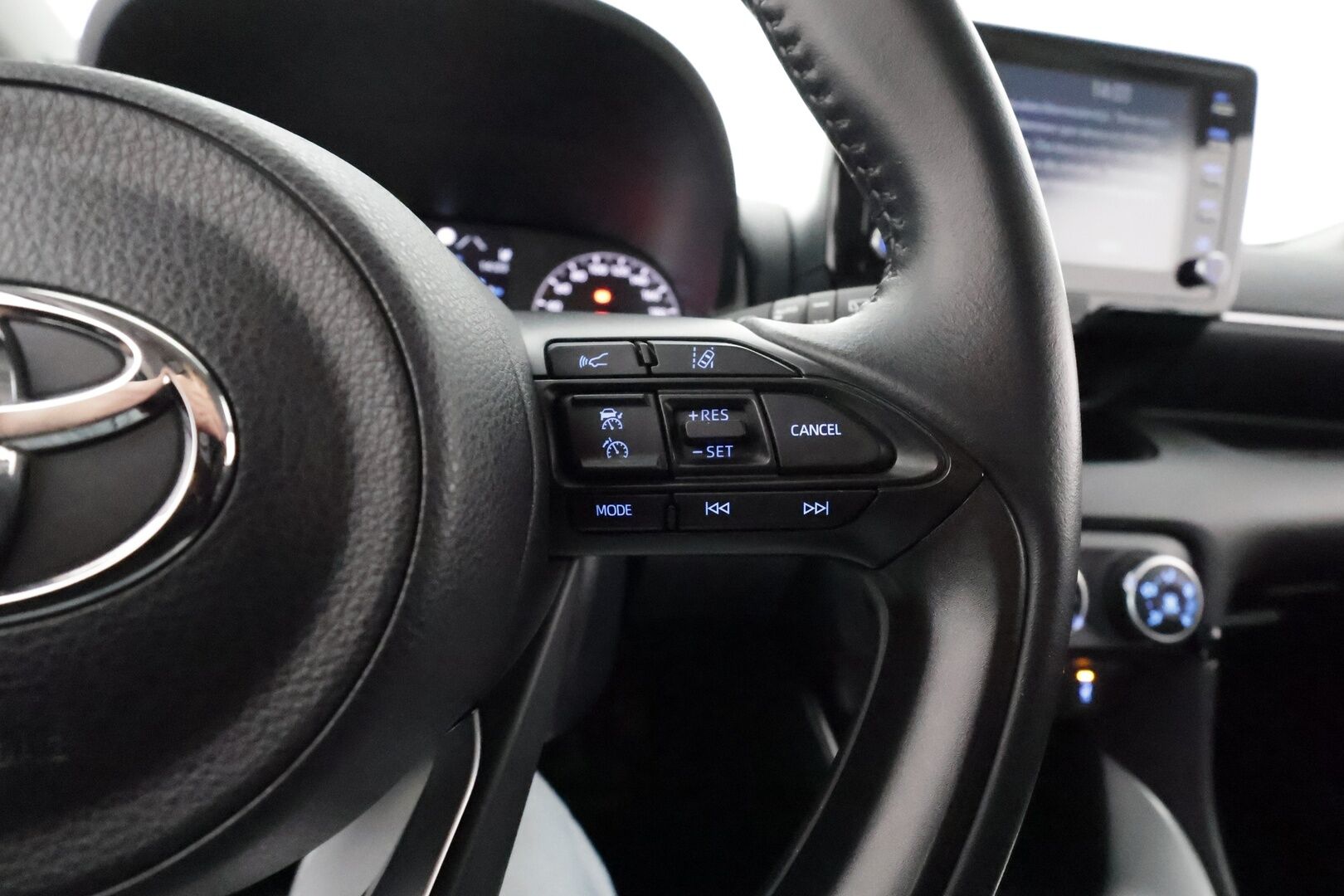 Toyota Yaris 2022 1,5 VVT-iW Active **Adapt.Vakkari / P.Kamera / Sisätilanlämmitin / Navi / Kaistavahti / KeylessGo / 2x Renkaat**