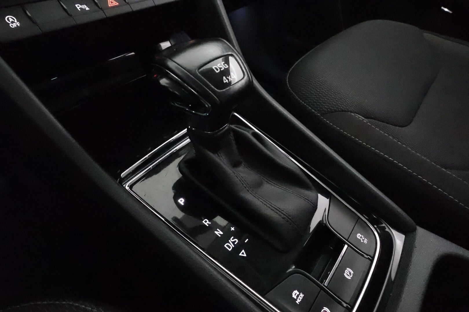 Skoda Kodiaq 2022 2.0 TDI 150 4x4 Ambition DSG 7p * Webasto / Koukku / Adapt.Vakkari / LED-valot / P.Tutkat / Ambient-Valaistus ** - 3,99 % KORKOTARJOUS TÄHÄN AUTOON - 1-om Suomi-auto / Kahdet Renkaat / 7-paikkainen!*