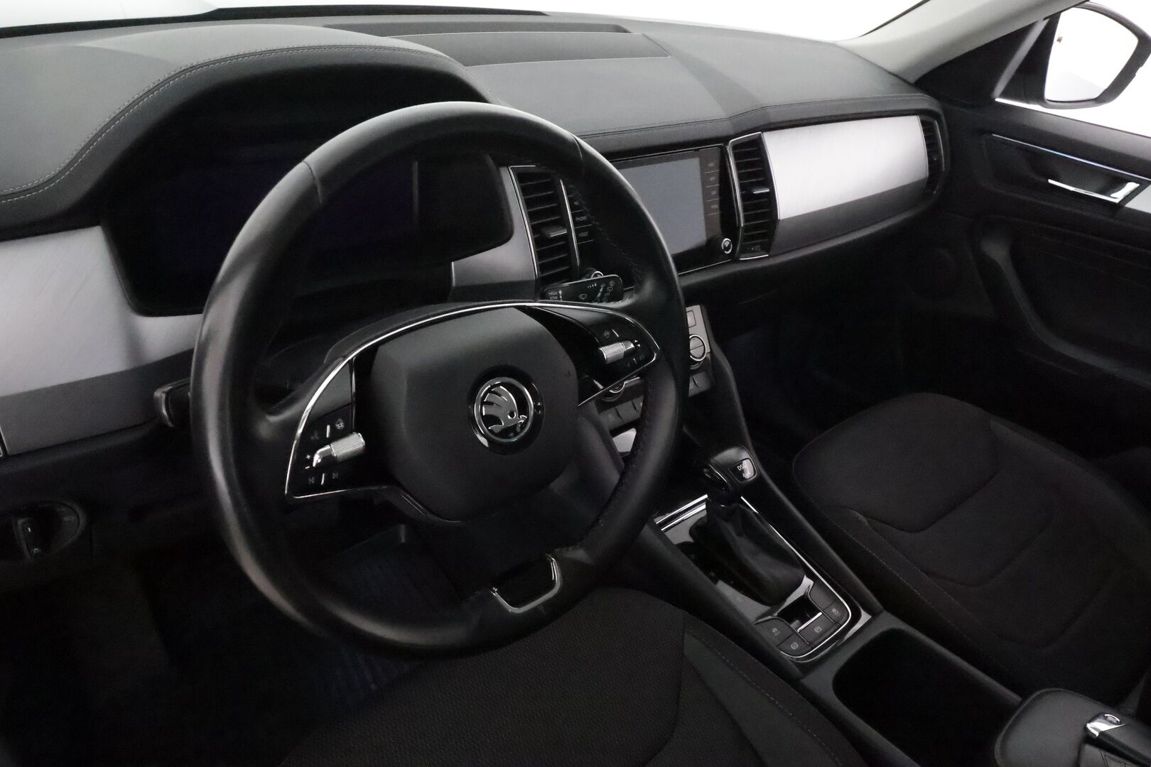 Skoda Kodiaq 2022 2.0 TDI 150 4x4 Ambition DSG * Webasto / Koukku / Adapt.Vakkari / LED-valot / P.Tutkat / Ambient-Valaistus ** - 3,99 % KORKOTARJOUS TÄHÄN AUTOON - 1-om Suomi-auto / Kahdet Renkaat