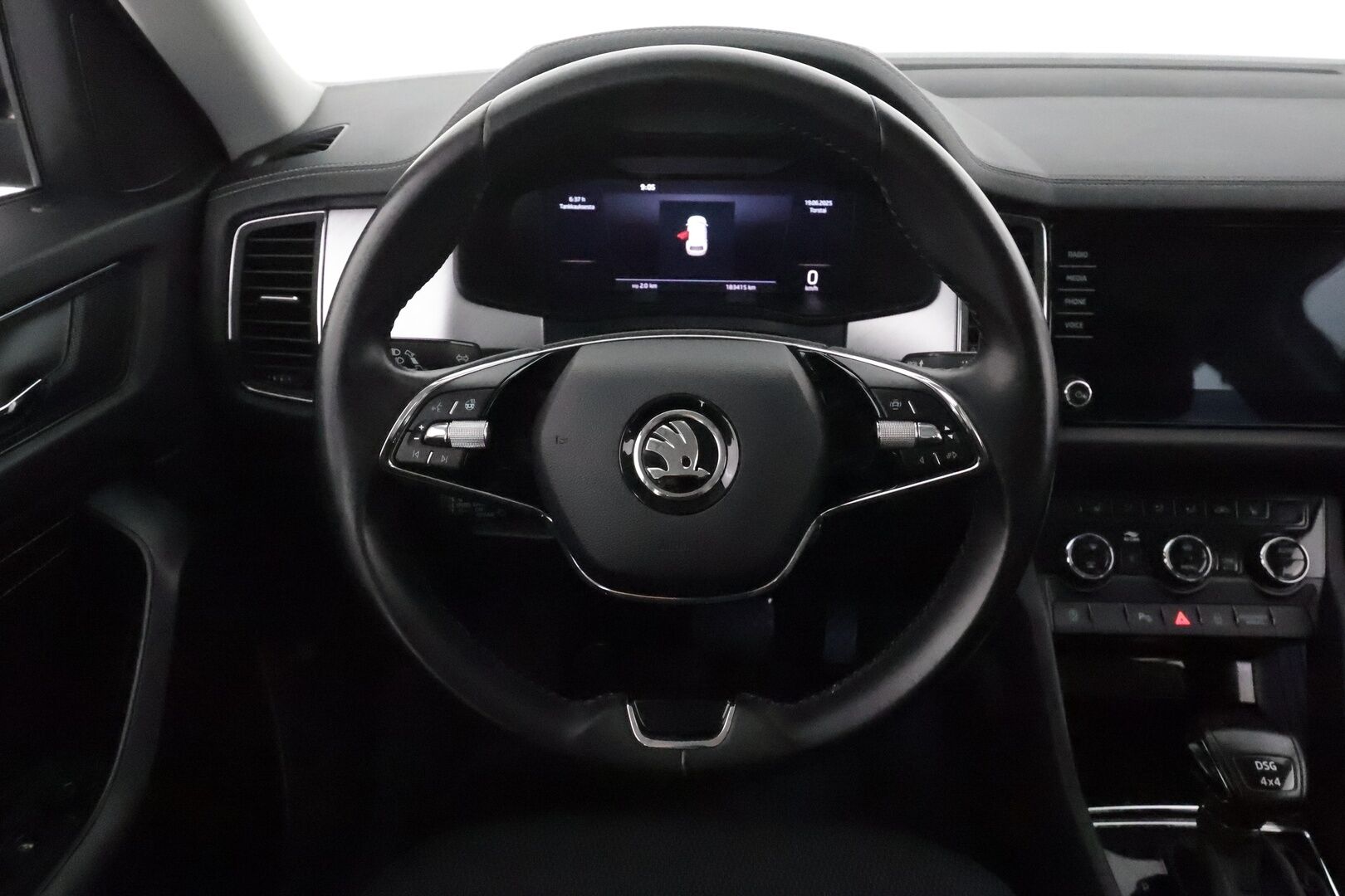 Skoda Kodiaq 2022 2.0 TDI 150 4x4 Ambition DSG * Webasto / Koukku / Adapt.Vakkari / LED-valot / P.Tutkat / Ambient-Valaistus ** - 3,99 % KORKOTARJOUS TÄHÄN AUTOON - 1-om Suomi-auto / Kahdet Renkaat