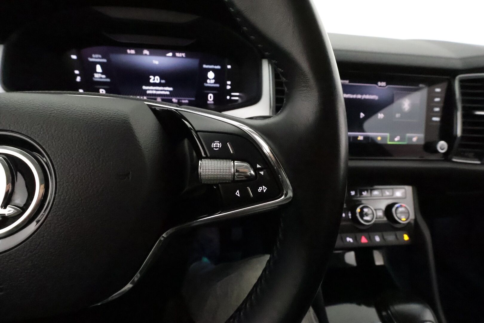 Skoda Kodiaq 2022 2.0 TDI 150 4x4 Ambition DSG 7p * Webasto / Koukku / Adapt.Vakkari / LED-valot / P.Tutkat / Ambient-Valaistus ** - 1-om Suomi-auto / Kahdet Renkaat / 7-paikkainen!*