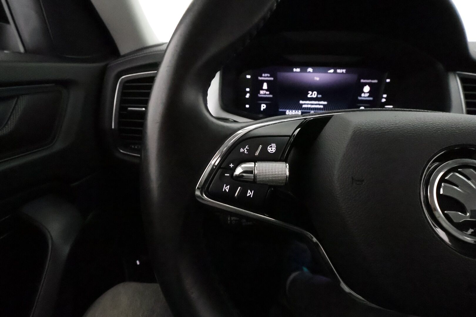Skoda Kodiaq 2022 2.0 TDI 150 4x4 Ambition DSG * Webasto / Koukku / Adapt.Vakkari / LED-valot / P.Tutkat / Ambient-Valaistus ** - 3,99 % KORKOTARJOUS TÄHÄN AUTOON - 1-om Suomi-auto / Kahdet Renkaat