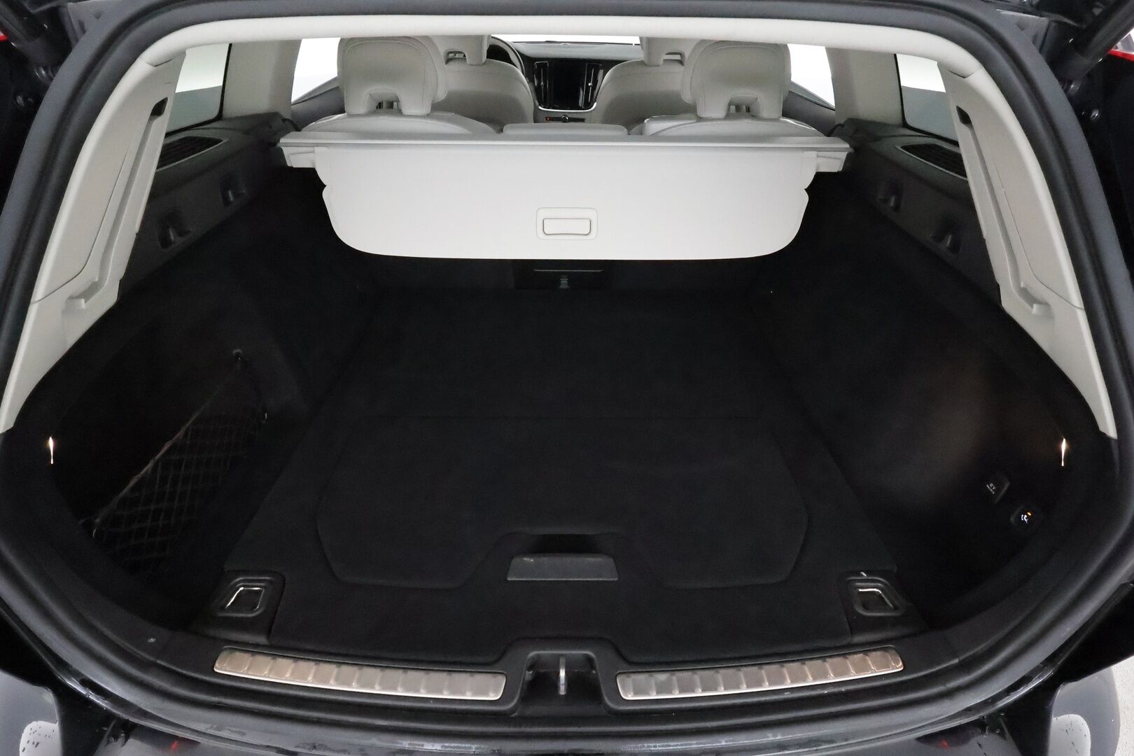 Volvo V60 2022 B4 D-MHEV Business Inscription Edition  **Adapt.vakkari / Muistipenkki / Panorama / Webasto / Vaaleat nahat** - 1.om Suomi-auto / Full LED / Merkkihuollettu / Kahdet renkaat aluvanteilla / P.kamera / Koukku