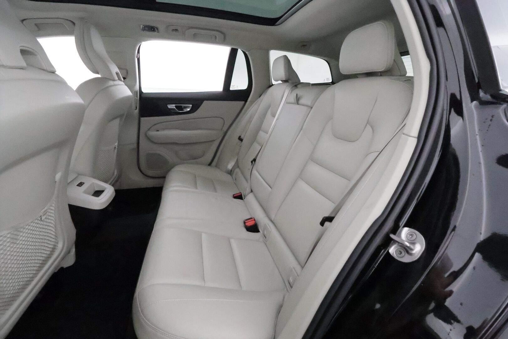 Volvo V60 2022 B4 D-MHEV Business Inscription Edition  **Adapt.vakkari / Muistipenkki / Panorama / Webasto / Vaaleat nahat** - 1.om Suomi-auto / Full LED / Merkkihuollettu / Kahdet renkaat aluvanteilla / P.kamera / Koukku