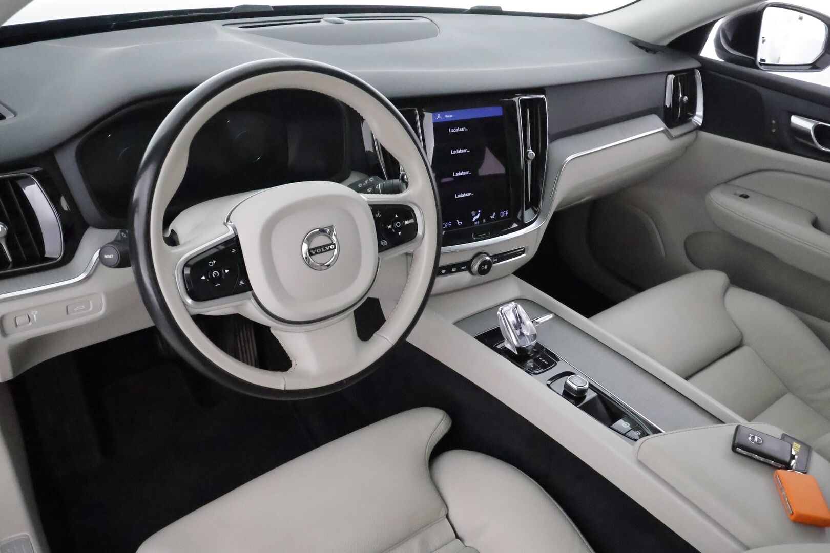 Volvo V60 2022 B4 D-MHEV Business Inscription Edition  **Adapt.vakkari / Muistipenkki / Panorama / Webasto / Vaaleat nahat** - 1.om Suomi-auto / Full LED / Merkkihuollettu / Kahdet renkaat aluvanteilla / P.kamera / Koukku