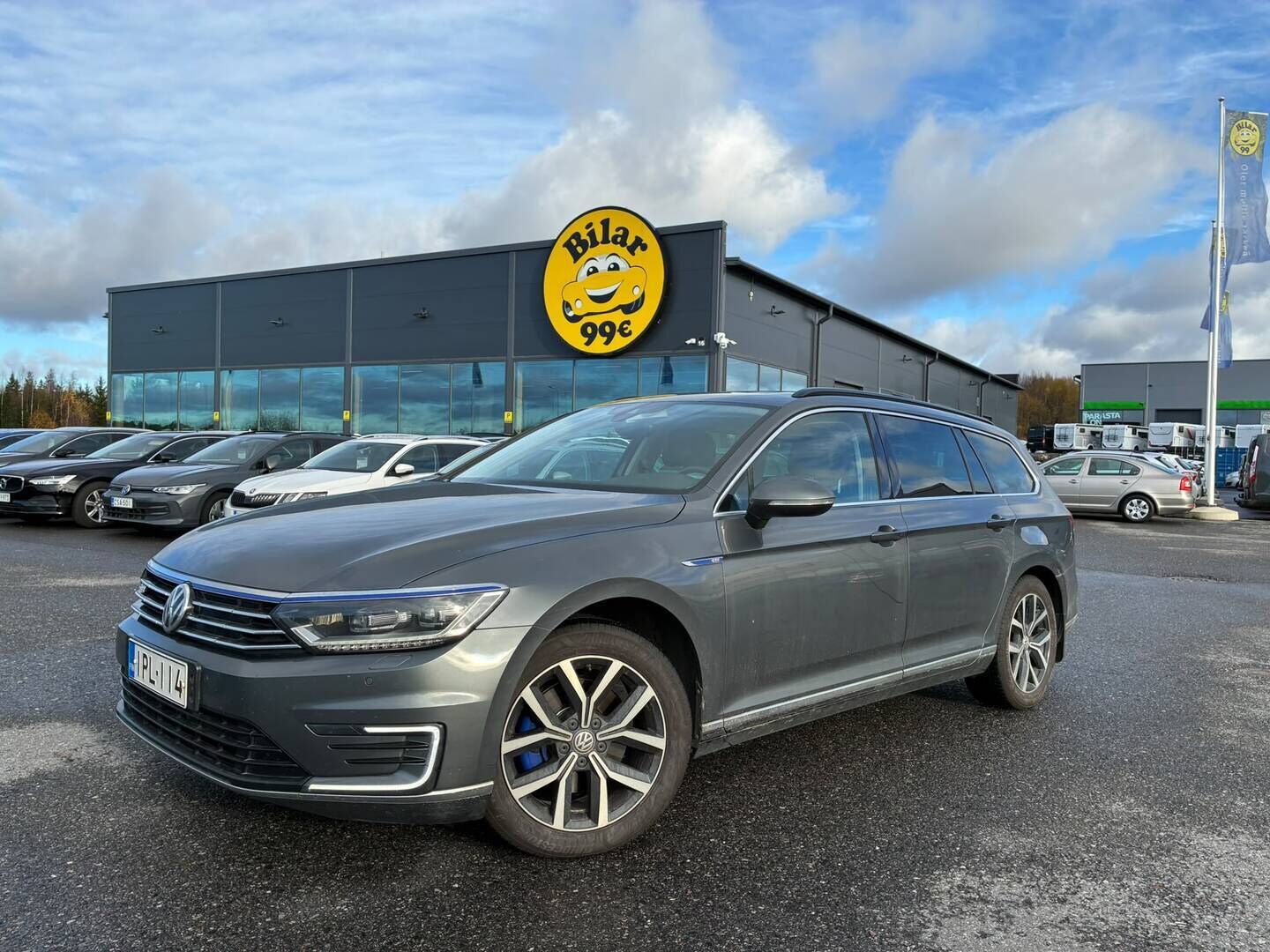 Volkswagen Passat 2017 Variant GTE Plug-In Hybrid 160 kW (218 hv) DSG - Myydään huutokaupat.com - SoH 83.7% | Digimittaristo | Webasto | ACC | Nahkasisusta ErgoComfort | Peruutuskamera | Panoraama | Ambient | Kahdet renkaat VW:n vanteilla | Viimeisin huolto 211tkm