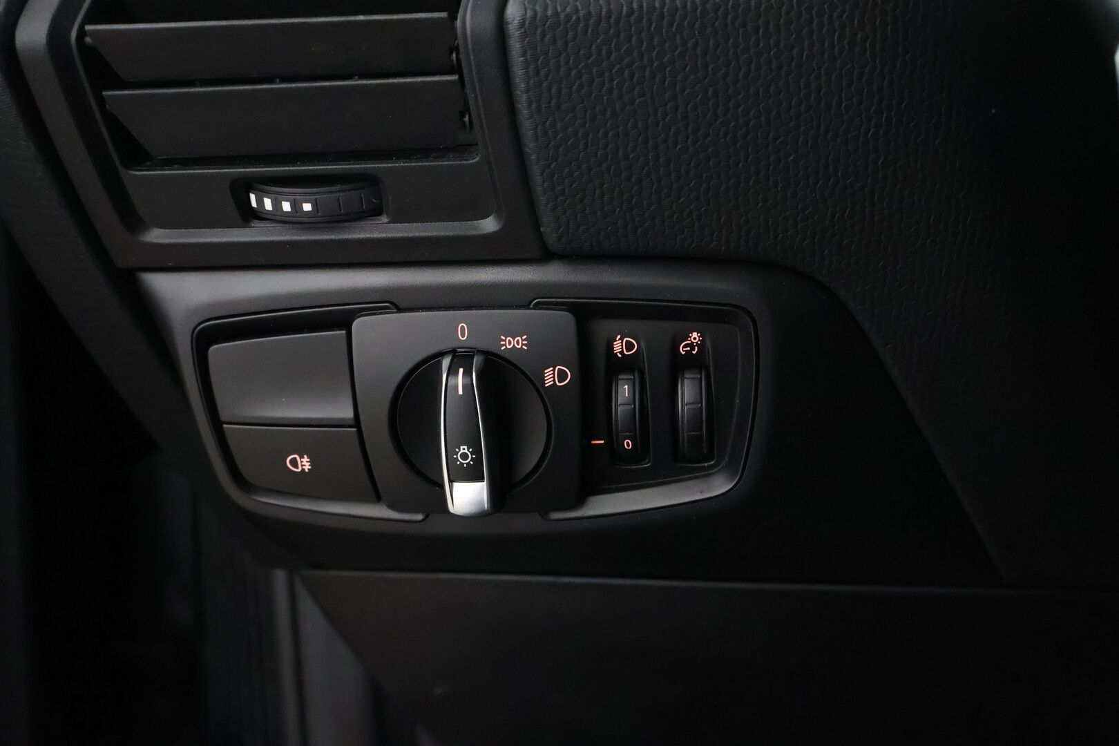 BMW i3 2014 60Ah REX - Peruutustutka / Penkinlämmittimet / Digimittari / 2x Renkaat / Hyvin huollettu / Siistikuntoinen!