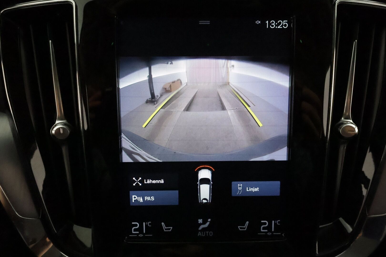 Volvo V60 2019 D4 Momentum aut *ACC / Webasto / Full LED / P.kamera / Navi / Puolinahat / KeylessGo* - Kahdet renkaat aluvanteilla