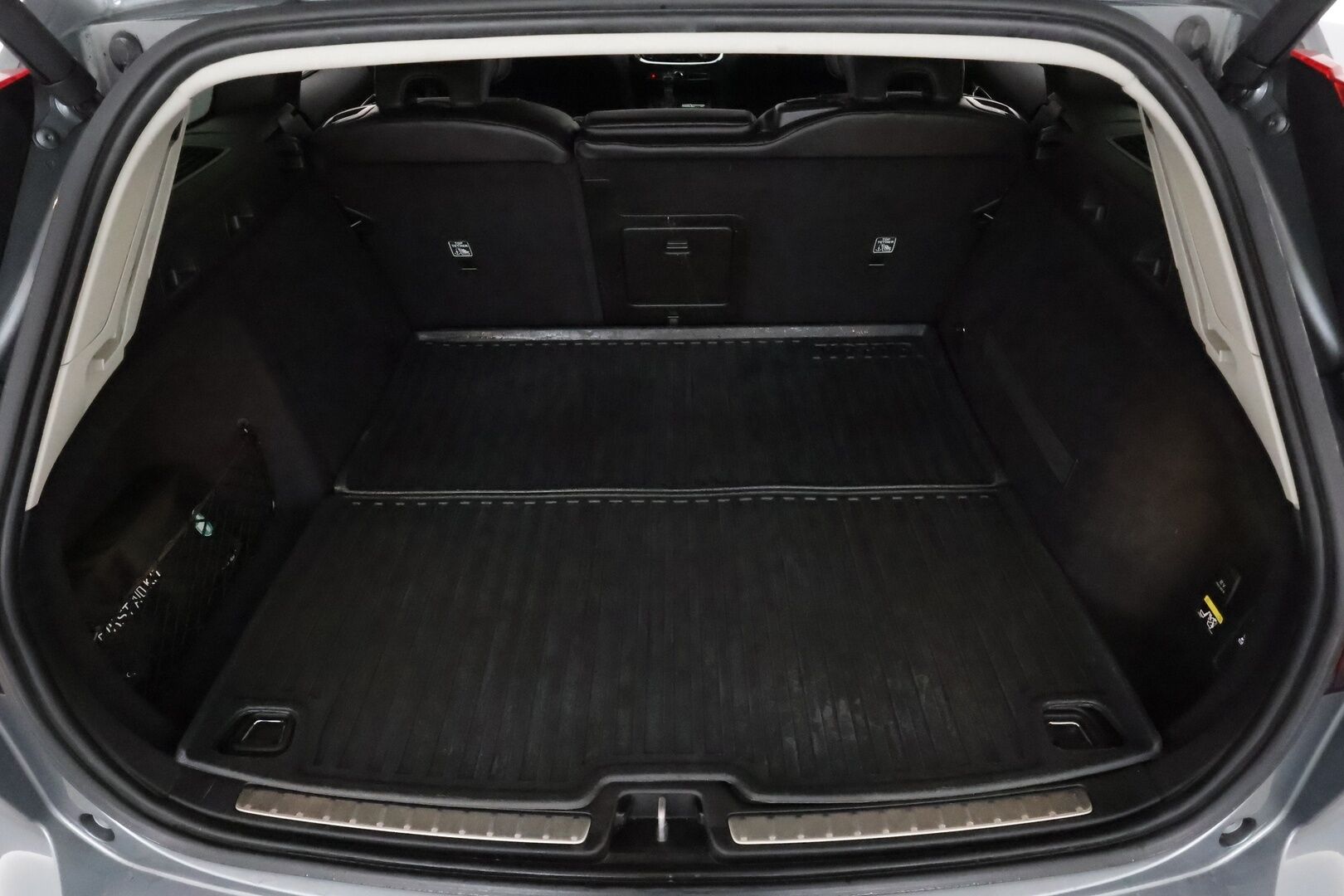 Volvo V60 2019 D4 Momentum aut *ACC / Webasto / Full LED / P.kamera / Navi / Puolinahat / KeylessGo* - Kahdet renkaat aluvanteilla