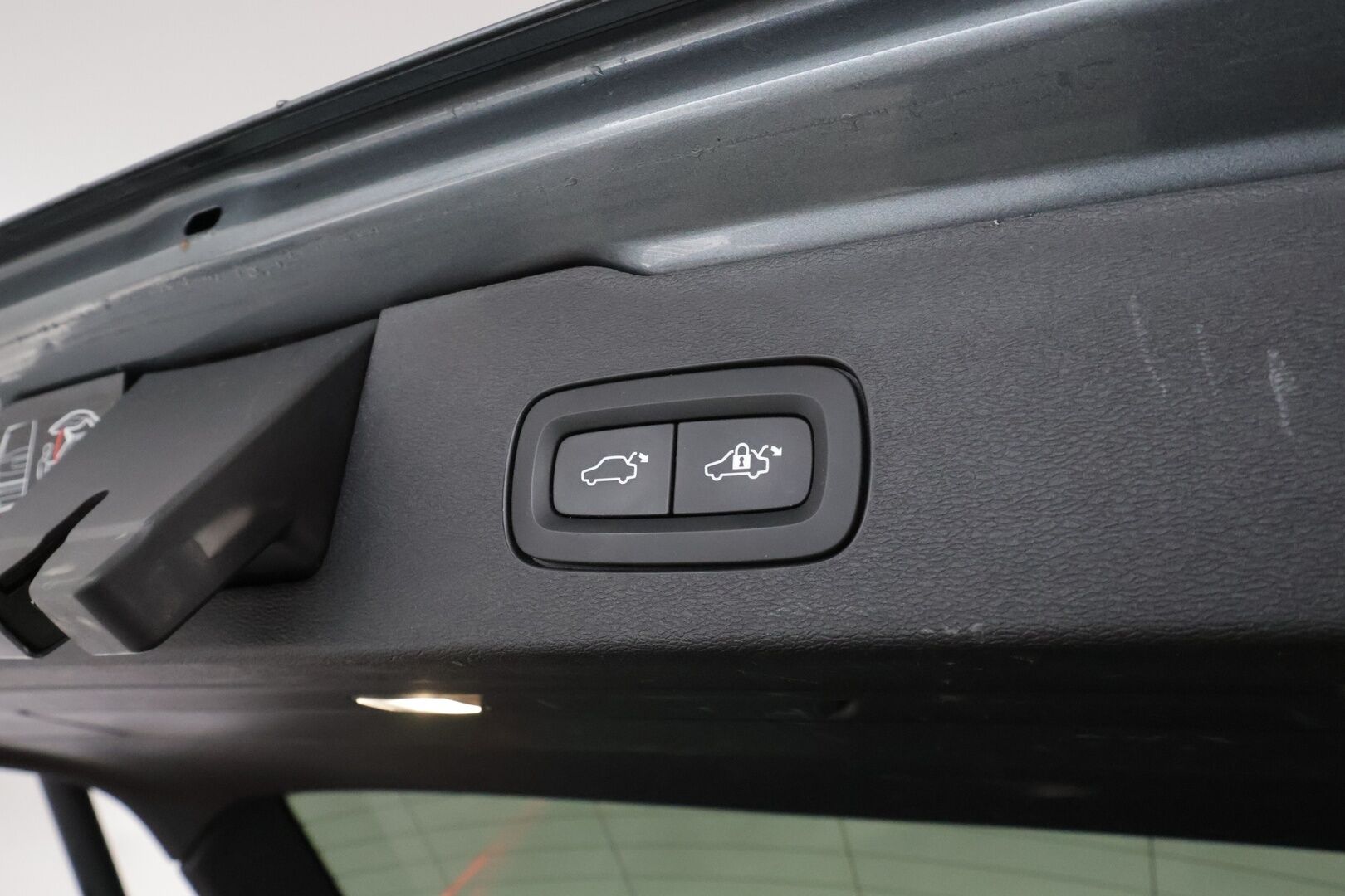 Volvo V60 2019 D4 Momentum aut *ACC / Webasto / Full LED / P.kamera / Navi / Puolinahat / KeylessGo* - Kahdet renkaat aluvanteilla
