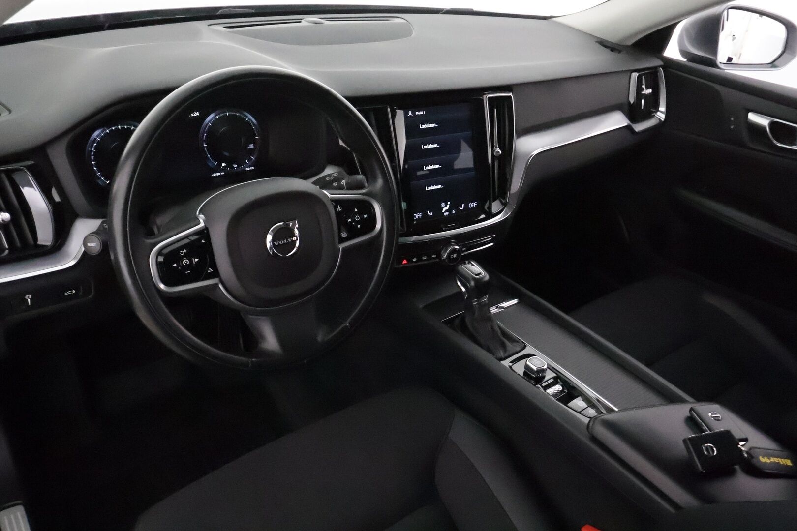 Volvo V60 2019 D4 Momentum aut *ACC / Webasto / Full LED / P.kamera / Navi / Puolinahat / KeylessGo* - Kahdet renkaat aluvanteilla