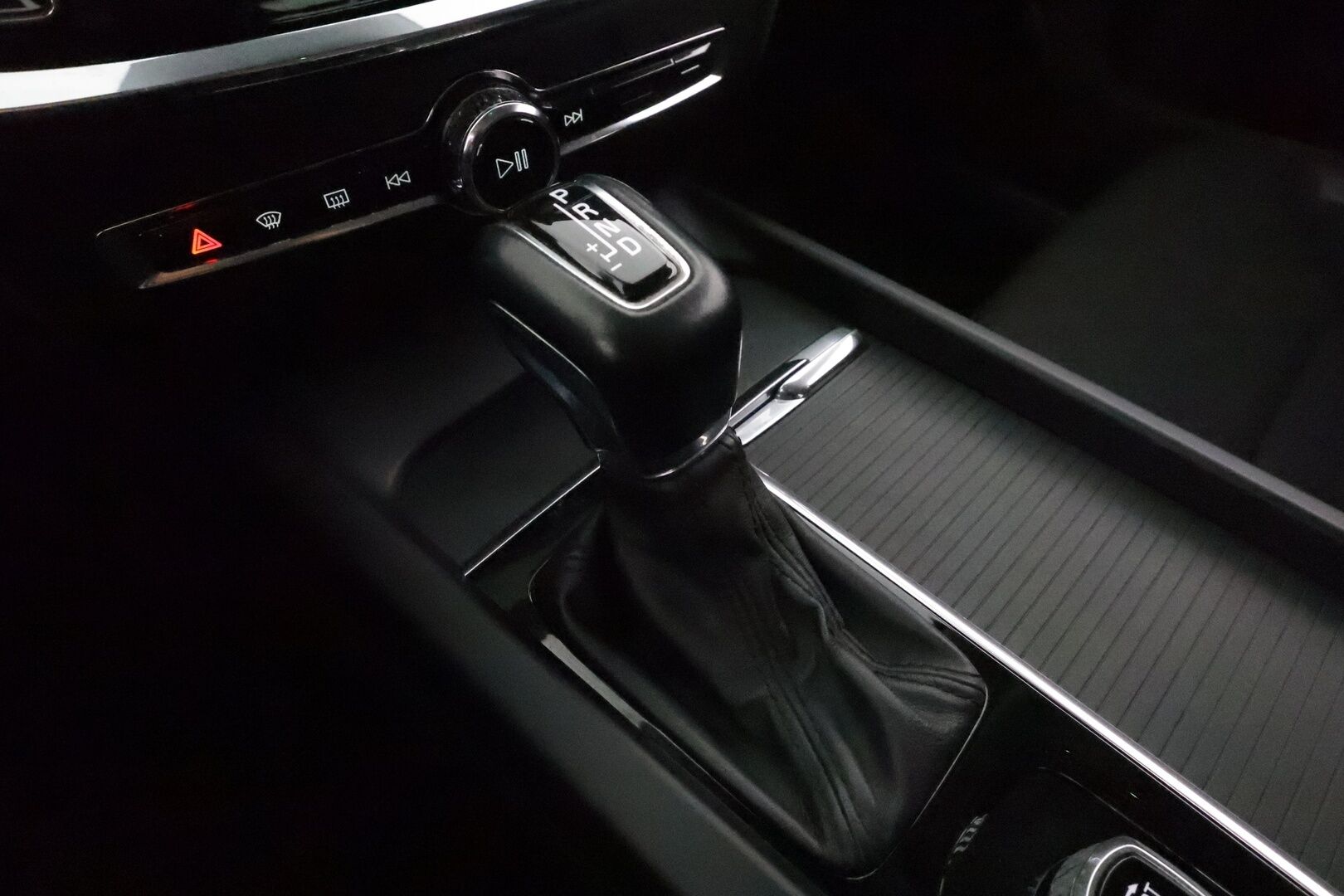 Volvo V60 2019 D4 Momentum aut *ACC / Webasto / Full LED / P.kamera / Navi / Puolinahat / KeylessGo* - Kahdet renkaat aluvanteilla