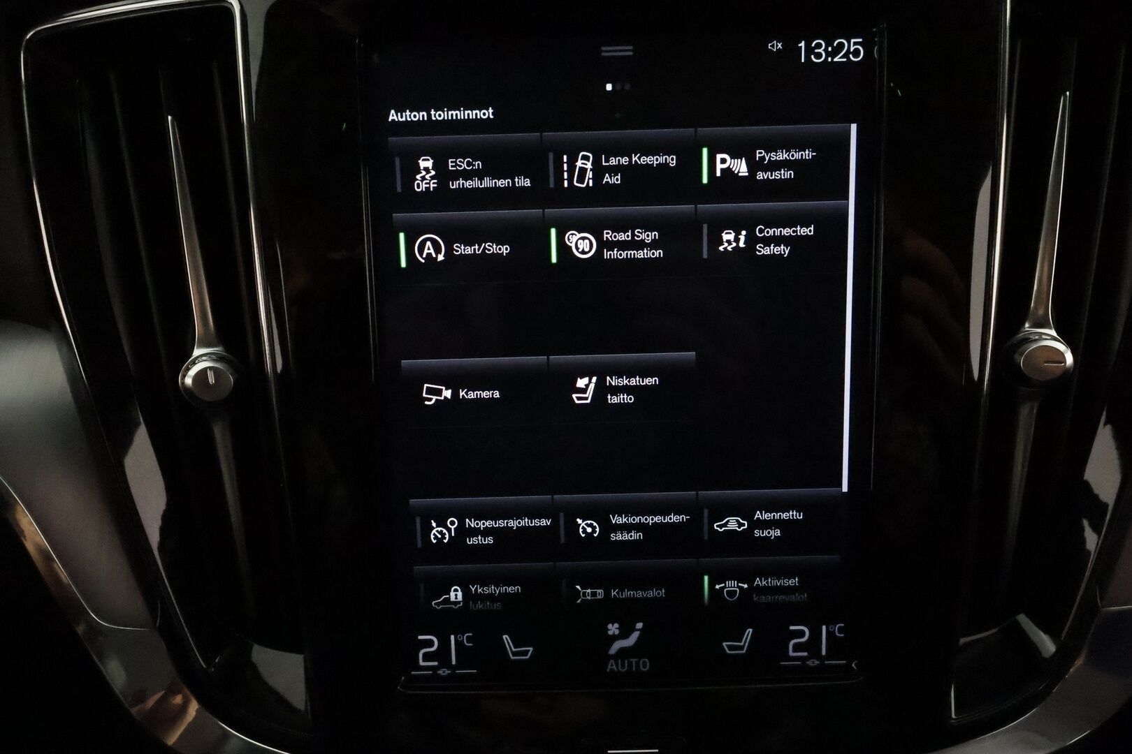 Volvo V60 2019 D4 Momentum aut *ACC / Webasto / Full LED / P.kamera / Navi / Puolinahat / KeylessGo* - Kahdet renkaat aluvanteilla