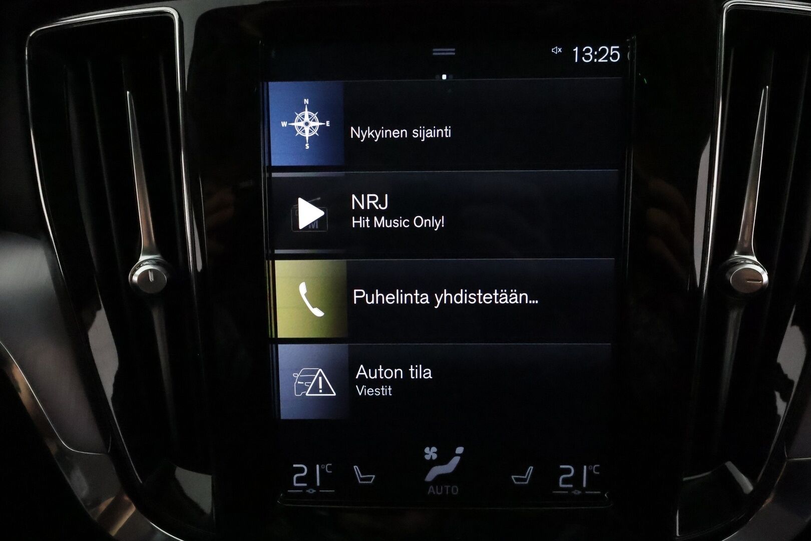 Volvo V60 2019 D4 Momentum aut *ACC / Webasto / Full LED / P.kamera / Navi / Puolinahat / KeylessGo* - Kahdet renkaat aluvanteilla