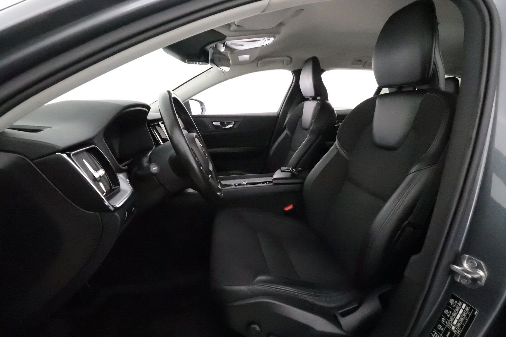 Volvo V60 2019 D4 Momentum aut *ACC / Webasto / Full LED / P.kamera / Navi / Puolinahat / KeylessGo* - Kahdet renkaat aluvanteilla