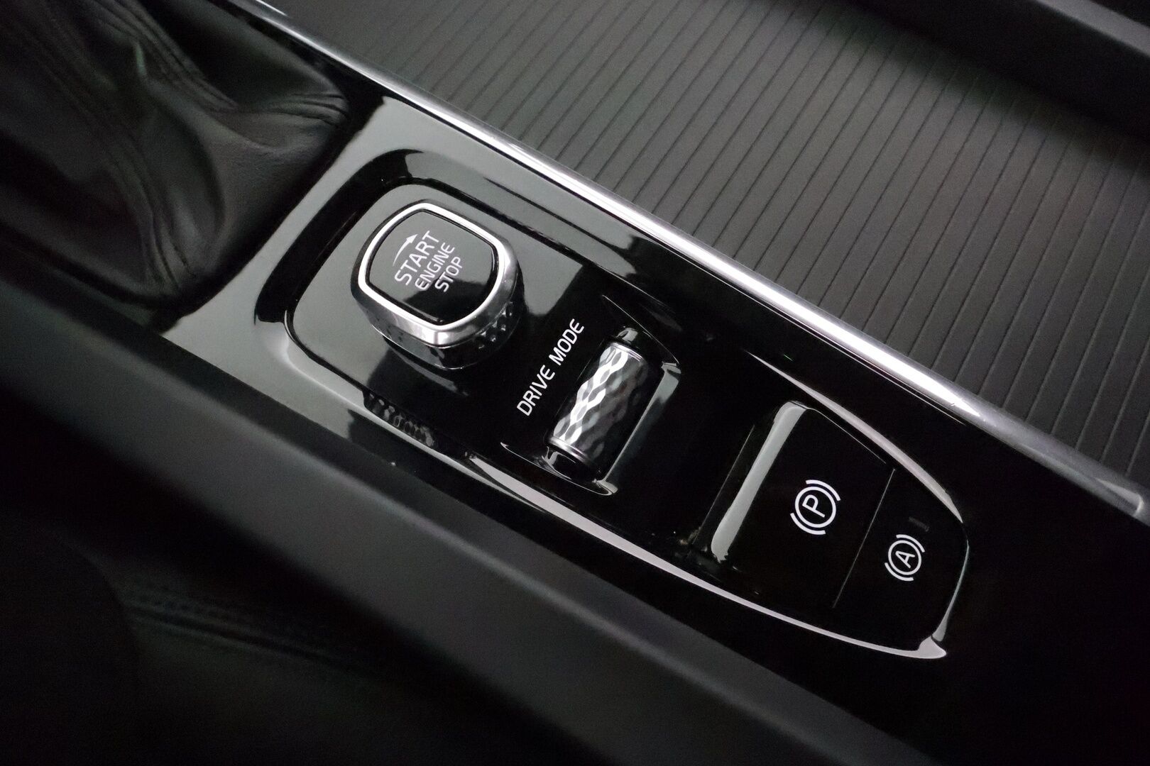 Volvo V60 2019 D4 Momentum aut *ACC / Webasto / Full LED / P.kamera / Navi / Puolinahat / KeylessGo* - Kahdet renkaat aluvanteilla